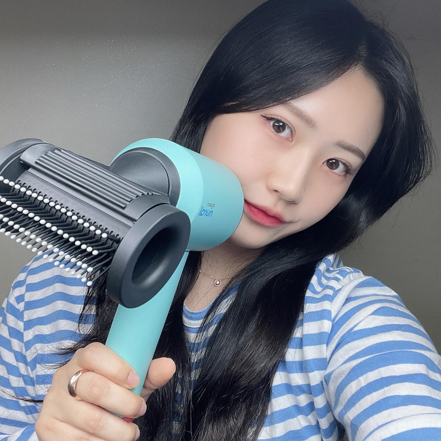 #광고
평소에 부스스함 + 잔머리 때문에 
스트레스를 많이 받았었는데 
” 다이슨 슈퍼소닉 뉴럴 헤어드라이어“ 를 
사용하면서 가볍게 고민 해결-!
✓ ‘두피 보호 모드’ 
편안하고 일관된 두피 온도를 유지해 
두피 건강을 보호해 줌
✓ ‘스타일링 노즐 러닝 기능’
스타일링 노즐을 인식해 최적의 온도와 바람을 
설정해 주고, 사용자의 마지막 사용 설정을 
기억해 자동으로 조절해 줌
✓ ‘일시 정지 감지 기능’ 
모션 감지 센서를 사용해 제품을 내려놓으면 
자동으로 히터를 비활성화하고
바람과 소음을 줄여줌
.
✎ꪑ 두피 건강도 챙기고 
스타일링까지 마무리할 수 있는 
‘다이슨 슈퍼소닉 뉴럴 헤어드라이어’ ✎ꪑ
-
-
-
-
#얼루어품평단 #dysonbeauty #다이슨 #다이슨슈퍼소닉뉴럴 #슈퍼소닉뉴럴 #다이슨신제품 #데일리케어 #dysonhair #dysonsupersonicnural #dysontechnology