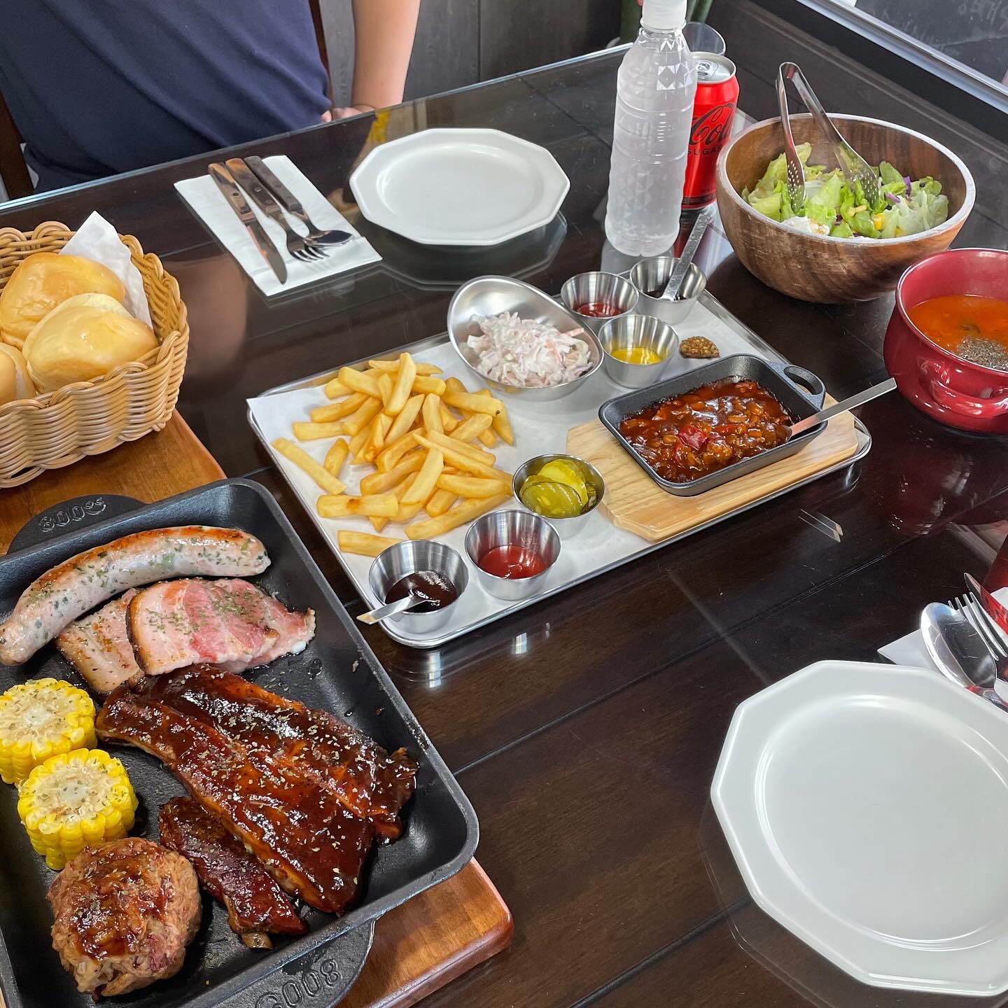 #협찬
.
#분위기맛집 #화목동바베큐하우스 에서 #플래터 먹고 와써용
부드러운 모닝빵에 #바베큐소스 와 #카우보이안소스 를 곁들여 #바베큐모닝버거 만들어 먹었답니다
간편하게 바베큐 파티 분위기 낼 수 있어서 너무 좋아용! 
SNS 이벤트도 진행중이니 참고하세요오
.
#김해바베큐 #김해분위기맛집 #김해데이트맛집 #화목동맛집 #화목동바베큐 #화목동분위기맛집 #김해삼겹살맛집 #김해바베큐추천 #화목동스테이크