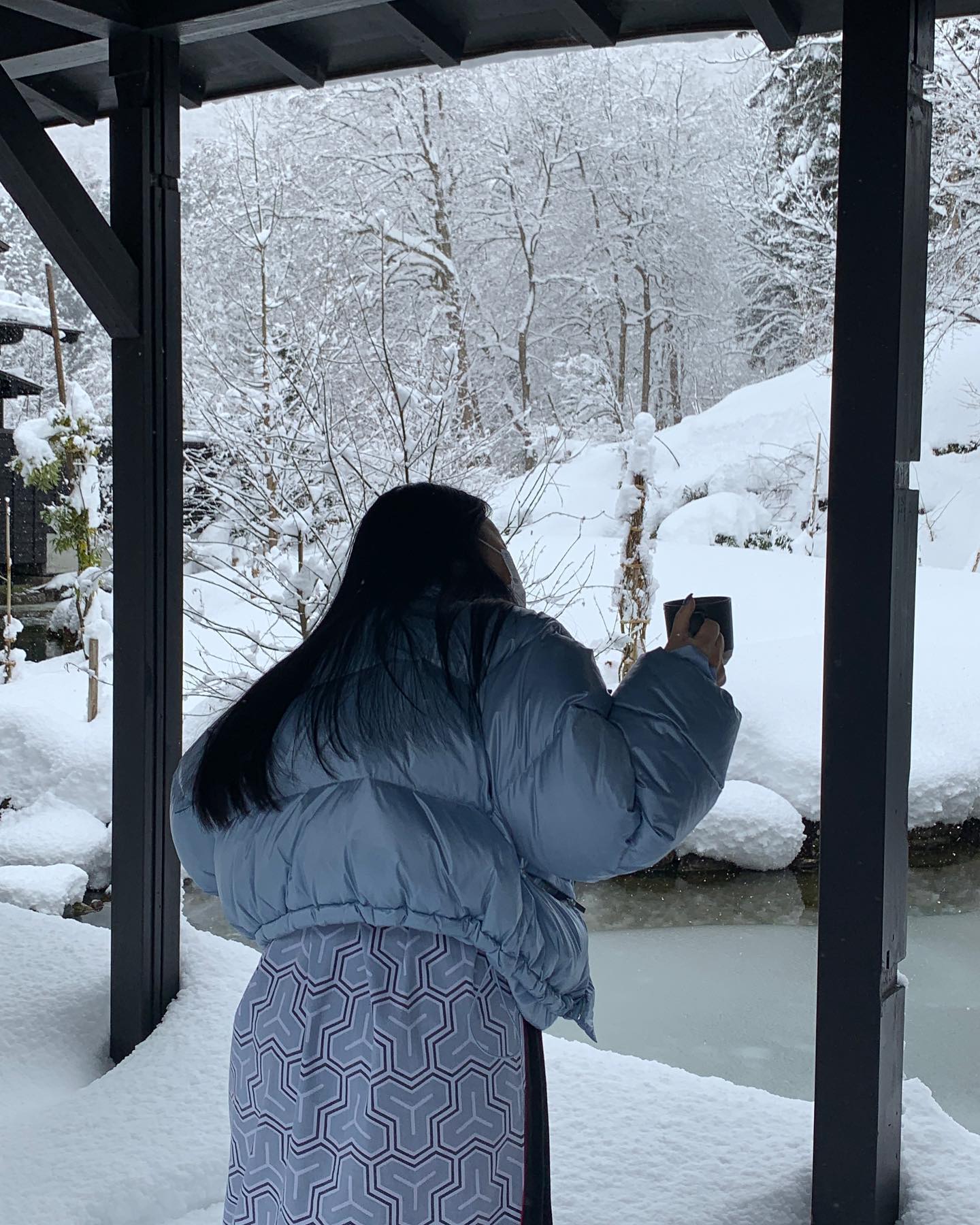 아침부터 너무 너무 행복한 시간을 보내는 중🥰
말도 안되는 눈 뷰에 뜨아 먹으면서 산책하는데 너무 너무 햄보케ㅎㅎㅎ
눈 멍때리라고 각잡고 만든자리에서 눈 멍때리기❤️👍🏻

#일본🇯🇵
#겨울여행
#일본겨울여행