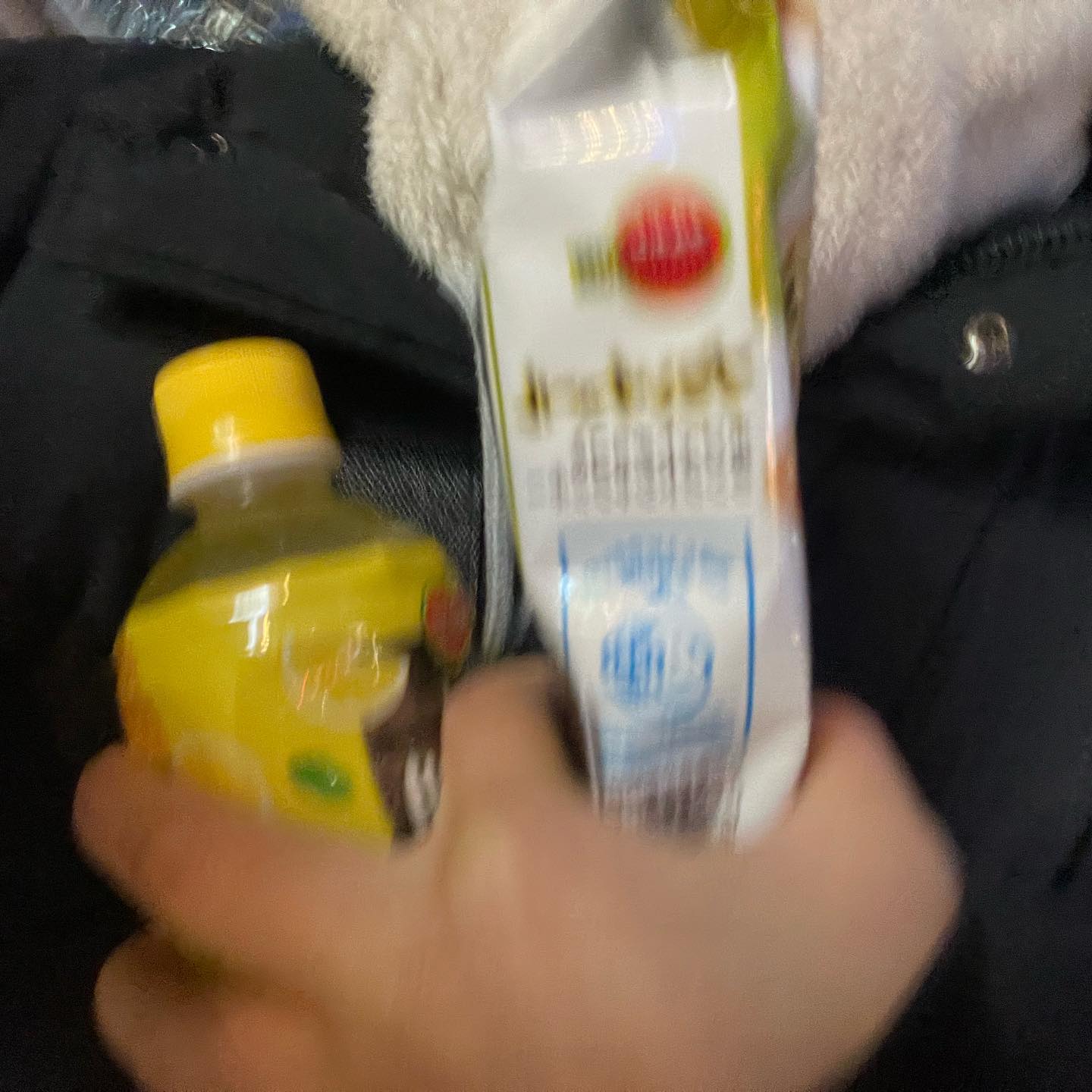 오늘도 .. 눈물을 흘리다 ..🤦‍♀️

저녁에 뜨끈한 감자탕이 땡겨 배달 시켰는데
아니글쎄 옆구리가 다터져서 있는거에요..

일단 다 먹고 씻으려 하는데 온수가 안나와서
남자친구가 패딩입고 드라이기로 녹였어요..ㅠㅠ

진짜 역대급 추위에 역대급 최악…😊…

# 그래도 내일 수요일이니깐 ..
# 내일 출근길도 무섭다 ..