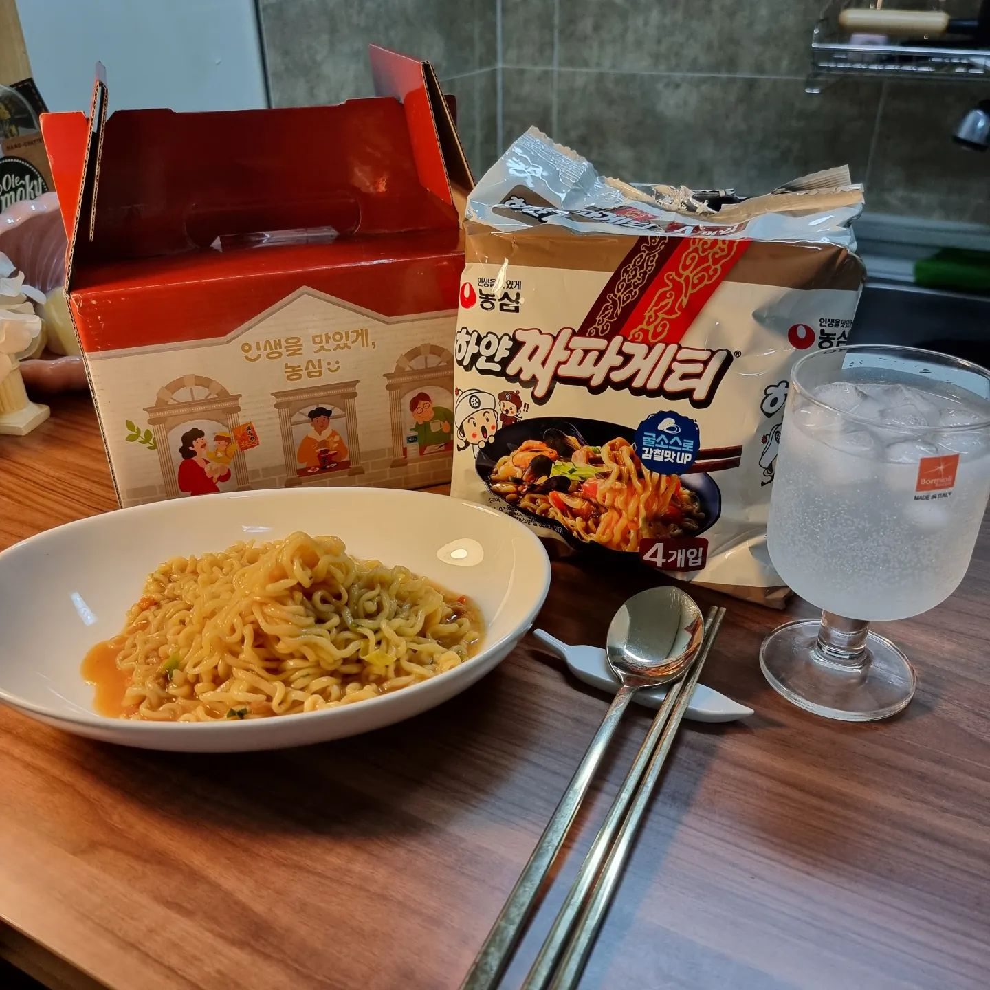 🍜🤍#협찬
🍜#농심 #하얀짜파게티 🍜
🤍기존 짜파게티와 다르게 연한 색으로,
굴소스로 맛을 내어 감칠맛이 강화된
이색 짜파게티 봉지면 제품이에요!
🤍기존 짜파게티와는 다른 황색 색상,
짜파게티의 맛을 느낄 수 있는 굵은 면이에요!
🤍굴소스로 맛을 내어 감칠맛이 첨가되고
해물 맛이 강화되었어요!
🤍홍합볼, 양배추, 당근, 대두단백 등
풍부하고 다양한 건더기가 있어 씹는 식감이 좋아요!
🤍이마트, 이마트에브리데이,
이마트몰에서 구입 가능해요!
👶🏼주말 일요일은 역시 짜파게티!
이번엔 한정판 하얀짜파게티
저도 먹어봤는데 맛있어요!👶🏼👍🏻
.
#hyennimmm #혠님
#농심 #하얀짜파게티 #짜파게티 #봉지면 #이색짜파게티 #이마트 #짜장라면 #한정판 #짜장면 #이벤트 #셀러뷰
#혠님화성 #혠님라면
#좋아요반사 #맞팔 #소통 #일상
#instafood #instagood