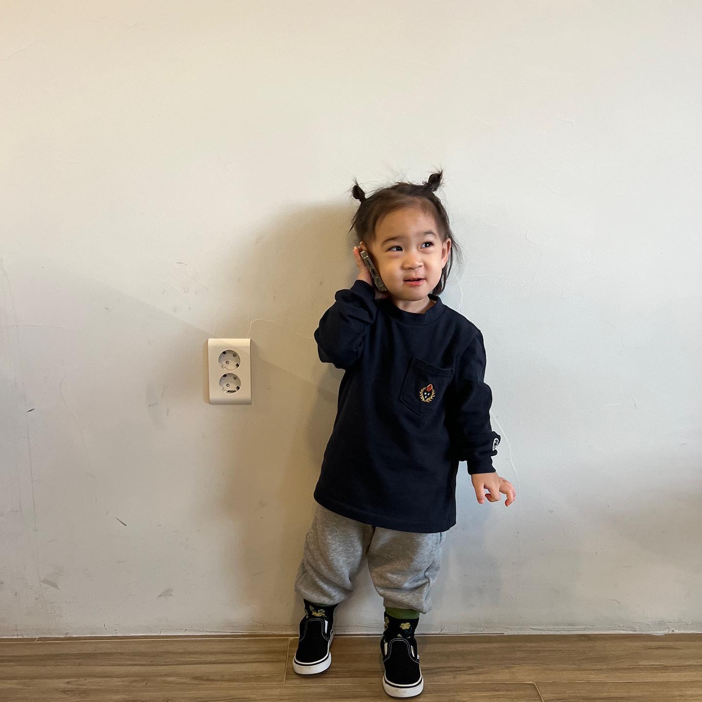 지유와 함께하는 두번째 겨울🤍 입을 수 있는 옷도 많아졌으니 스타일링도 다양하게👶🏻
-
#앵구앵순앵두 #앵두룩 #헤리티지플로스키즈 #베베드피노 #베네베네 #삭스어필