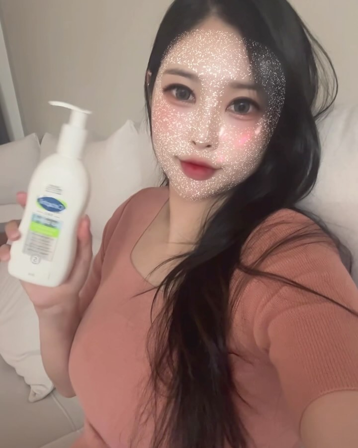 .
#협찬 #세타필프로 

🎀세타필 PRO AD 더마 리스토어링 모이스춰라이저🎀
가벼운 제형으로 끈적임 없이 흡수되 얼굴&바디 부담없이 사용 가능하고 가려운 증상 을 완화 시키는 효과가 있어요~
끈적임 싫어하는 남성들에게도 추천하는 제품으로 스킨로션크림 다 챙겨바르기 귀찮은데 바디와 목 그리고 얼굴과 눈가까지 세타필프로로 한 번에 보습 끝내기👍🏻

🎀세타필 PRO AD 더마 리스토링워시🎀
76년 피부과학 노하우를 집약해 민감 피부 관리를 위한 병의원 전용 제품으로 피부 표면 수분손실 감소, 손상된 피부장벽 회복에 도움을줘요👍🏻
48시간 동안 보습 유지되어 보습감이 많아요‼️
연약하고 건조한 부위와 살성이 약한 영유아도 안심하고 사용할 수 있는 세안제 겸 바디워시에요~

#세타필pro #세타필바디로션 #세타필로션 #바디로션추천 #바디워시추천 #순한로션 #민감성로션 #피부과로션