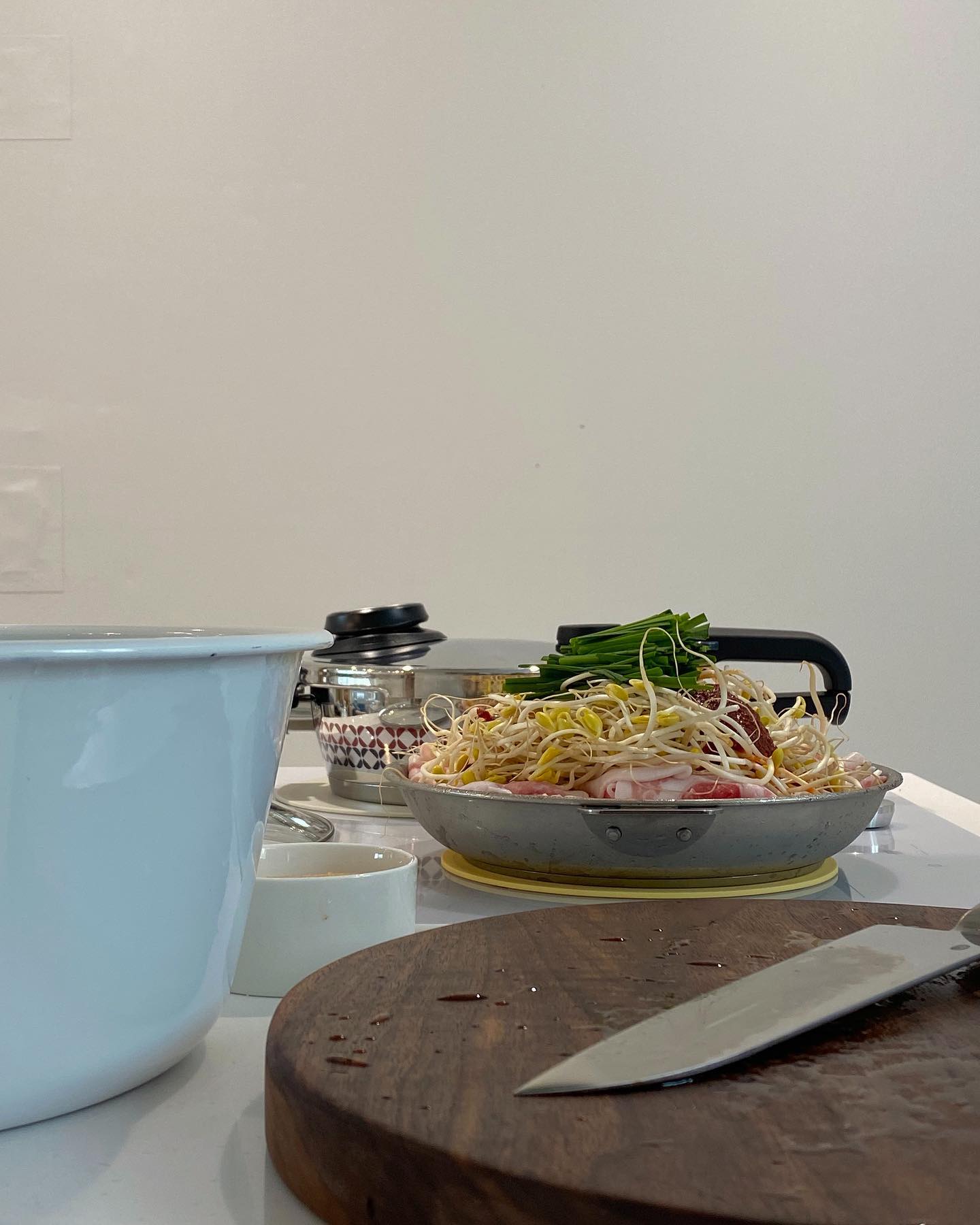🥣
연휴 마지막날의 저녁 밥상,
친한 언니와 브런치 카페데이트 후
혼자서 마트 들러 저녁거리 장도 보고요 🛒
집에 들어와 장바구니 정리하곤 저녁밥 투닥투닥 차려냅니다 -

천일염에 오이 먼저 절여두고,🥒
압력솥에 밥 올리고 스텐팬에 콩불도 🥣

슥슥 - 오이 무치는 동안
압력밥솥의 압력추도 안정적으로 올라왔더라고요.✨
(누룽지까지 완벽!한 레시피는 글 하단에 🥣)

꿀 넣은 맵싹한 고추장 양념장 얹고
스텐팬 뚜껑 닿고 보글보글 -
콩불까지 완성해서 저녁식탁 완성했어요 : )

연휴가 끝난건 너어무 아쉽지만,
출근해서 또 남은 일주일을 힘내보자구요 !!
남은 4일간의 평일도 모두 아자아자 화이팅 🤍

📌휘슬러밥솥 솥밥 레시피
불릴 필요 없는 휘슬러 프리미엄 비타빗 압력솥이지만
쌀 먼저 깨끗이 씻어 15분정도 방치하며 불려주었어요,
백미 : 물 비율은 1 : 1 동량으로 잡아주었고요 -
(쌀 두컵 반, 물 두컵 반 넣었습니다.)
압력계기 3으로 맞춘 다음
인덕션 화력 세기 8, 타이머 5분
(사용중인 인덕션 최대 화력 10)
압력계기 추가 초록색으로 올라오면,
인덕션 화력 3으로 낮춰 타이머 8분,
인덕션 타이머 종료 후 그대로 10분~15분정도 방치하며
압력추가 자연스럽게 모두 내려오길 기다려줍니다.
밥솥 오픈 후 주걱으로
밥 저어보면 살짝 눌은 누룽지까지 맛있게 완성 !!

찰지고 맛있는 밥 완성은 어렵지 않아요 👍
#휘슬러밥맛 #휘슬러밥맛캠페인