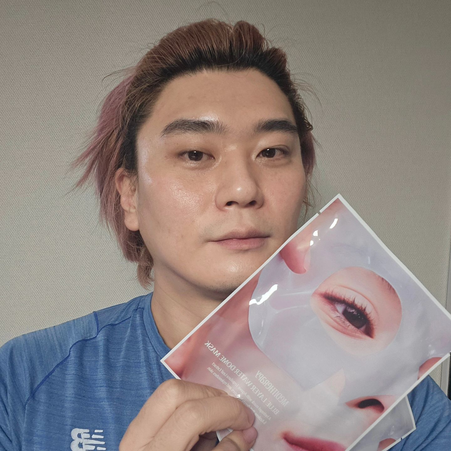 #협찬

속건조와 속당김 개선을 위한 수분팩
메디테라피 블루레이어 워터톰 마스크😶‍🌫️

젤리팩으로 시원한 쿨링감을 안겨주면서
피부진정과 함께 수분관리로 수부지 관리까지😇
블루아가베추출물을 그대로 굳힌 고농축 에센스 젤리시트형태로
수면하면서 기초케어가 가능한 수면팩😴

속건조와 속당김 개선은 물론 피부 물광팩으로
맨들맨들  촉촉해져보이는 물광과 광채로
물광피부로 만들어주는 수분 수면팩🤩

겨울철 건조한 날씨에 자극받는 피부는 물론
극건성 건조하고 당기는 피부인 나에게
너무 딱 맞는 제품~!🥰

#메디테라피 #블루레이어 #블루레이어워터돔마스크 #젤리팩 #물광피부 #물광팩 #속건조 #속당김 #수부지 #수분관리 #수분팩 #수면팩  #마스크팩추천 #마스크팩 #광채피부 meditherapy.co.kr