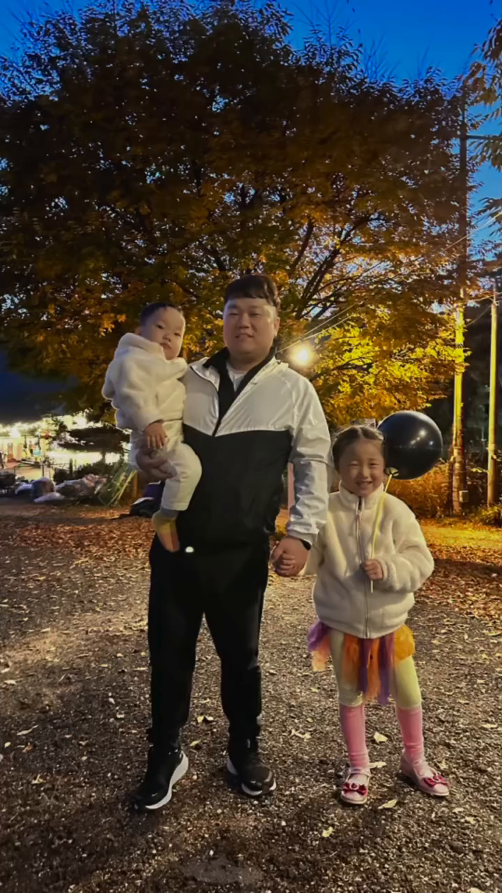 쭈니가 어린이집을 다니기 시작한 2023년!
인스타도 열심히 하고, 작가로 다시 글을 쓰기 시작해야겠다 다짐 했었는데요.

애둘맘으로 살기도 버거워 어떻게 한해가 지나가버렸는지 모르겠네요😅

절친이 드라마로 대박을 터트리고, 어제는 연예대상에 동기가 작가상을 받는 모습을 보는데..머리를 쌔게 한대 때려 맞은 기분이었어요.

애키운다는 핑계로 난 엄마가 아닌 나로는 살지 않았구나 하는 생각이 몰려왔네요🤣

곧 다가오는 2024년에는 시간없다는 핑계말고, 애둘한테 치여서 못한다는 말대신, 뭐가 됐든 시작해보자 다짐을 해보아요.

여러분도 2024년에는 실행하는 한해가 되시길 바랄게요❤️

#육아맘 #워킹맘 #실행이답이다 #꿈만꾸지말고행동하자