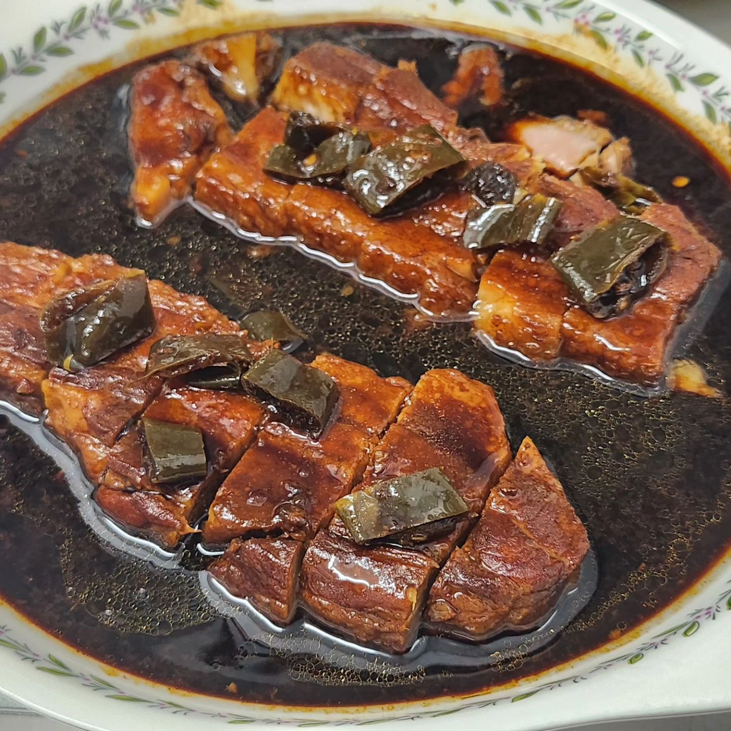 #협찬 #소세지대장간 #동파육 🥩
.
#수비드 로 조리해서 부드러운 식감을 맛볼 수 있는 #고기요리 😍😍
.
#중국음식 #홍콩음식 으로 유명한 동파육은 이제 집에서도 #간단요리 먹을 수 있어 너무 좋은데요😋😋
.
입에 착 붙는 소스로 깊은 맛은 물론 밥을 부르는 맛인 #간편식 음식 👏👏
.
식사메뉴는 물론 캠핑음식 #홈파티음식추천 으로 상황에 맞게 간편하게 먹을 수 있는 #밀키트추천 💕💕
.
끓는물에 10분 데워주거나 후라이펜에 그대로 부어 조리가 가능해요🫶🫶
.
간단하게 맥주 안주로도 좋은#동파육추천 해요❤️