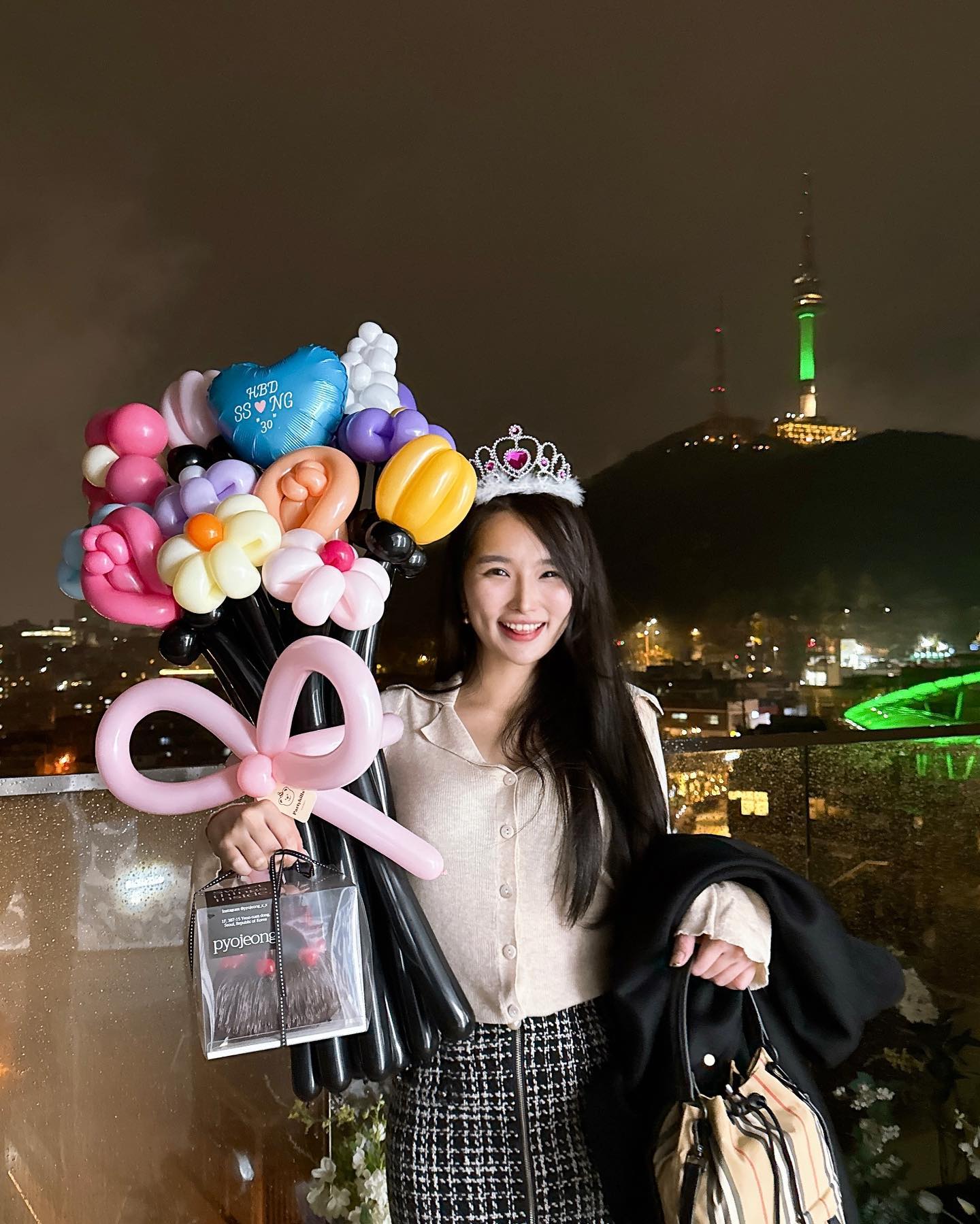 🎉 누구생일이게요~ 🤗

나 이제 공주 안할꺼라고 했는데, 공주 해야한다며 
선물도 선물이지만 왕관이랑 꽃이랑 케익이랑 다 너무 완벽하게 준비해줘서 넘 행복했던 생일날이였어요오💞 
오랜만에 겅듀 귀환도 한번 하공🧏‍♀️👸!!ㅋㅋ

🌃 야경도 너무 이뿌죠?! 인스타도 안하면서 이런덴 어캐 알았는지..

오,,여기 여자들 진짜 좋아할곳인데 (여자밖에 없을까바) 오빠 갈수있겟냐구 물어봤는데 왕꽃 받고 오히려 제가 부끄해졌던😳ㅋㅋ 
웨이터분도 다들 넘 친절하시고 다 너무 좋았던 곳이에요 !!

사실 꽃다발이랑 케익크도 동네가 아에 틀려서 이쪽저쪽 들리며 퀵도 받고 한다고 30분이면 올거리를 3시간 걸려 왔다며.. 미션임파서블 했다고 알고보니 서툴어 했엇는데 다 너무 좋았던, 그렇게 준비해준다고 들인 정성이 진짜 너무👍..

( 잠시 자랑좀..하게되었사옵니다 )
이뿌고 최고지 않나요❤️❤️❤️
 #서프라이즈성공 ! 

#고마워 #또해줘공주 😙😙😙