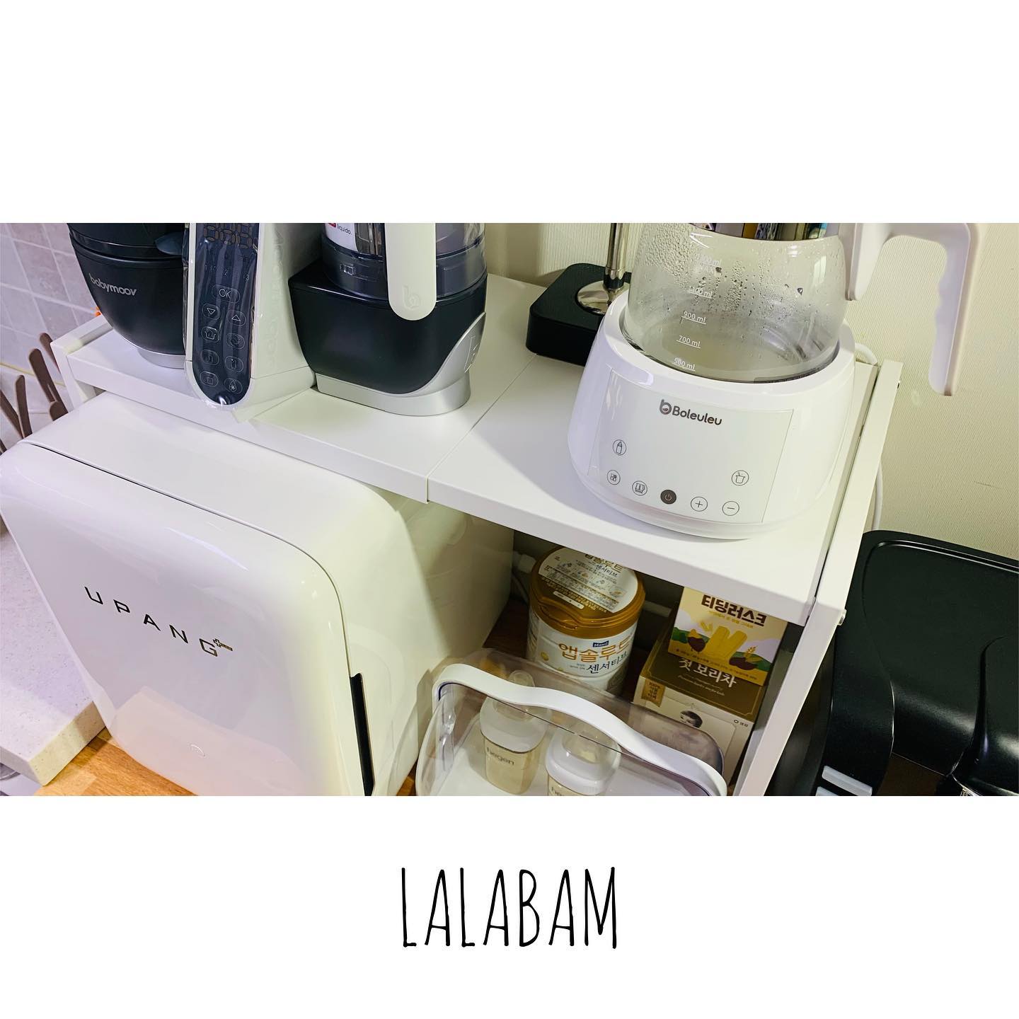 맘마존의 완성은 라라밤🍼 #제품제공

라라밤 구형 선반 거치대
첫 이사 후 주방 공간활용을 위해
제일 작은 사이즈의 거치대를 찾고 있었는데
우리집에 딱맞는 거치대 파는 곳이 라라밤이었고
내돈내산으로 엄청 잘쓰고 있었다👍

도하가 태어나면서 수납장도 바꾸고
맘마존을 만들었는데, 이유식 시기가 되니
살림살이가 더 늘고 기존에 사용하던 선반 거치대가
유팡이 들어가지 않아 아쉬웠는데
또 이렇게 타이밍 맞게 라라밤에서
유팡사이즈에 딱맞는 신형거치대를 제공해주셨다😎

라라밤 거치대 2년동안 써본 결과
진짜 튼튼하고 철제라 이것저걱 착 달라붙어 좋고
확실히 깔끔하고 알차게 활용해서 쓸수있다
동생도 곧 출산이라 맘마존 만들어야하는데
동생한테도 라라밤 완전 완전 추천중😊

lalabam_official
#라라밤 #맘마존 #분유존 #맘마존선반 #분유존선반 #초기이유식준비 #유팡젖병소독기