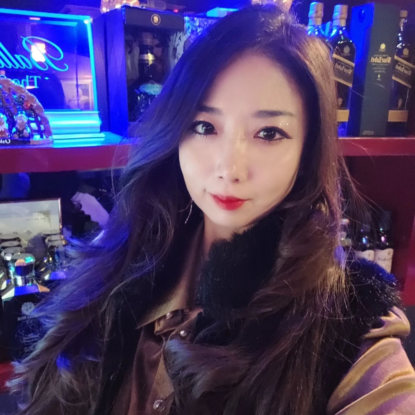 인친님들 오랜만이에요~
저는 연말장사하느라 너무 바빴어요
살도 3kg빠지고 어깨랑 목이 아파서
목디스크인줄 알았는데 근육이 찢어졌다는 ㅠ
ㅋㅋ암튼 바쁘게 보내고 있어요~
과일 플레이팅을 더 예쁘게 하고 싶은데
팔을 잘 못쓰니 칼질도 잘 못하겠어요 ㅠ
빈양주병도 버려야하는데 ㅋㅋ
팔이  아파가지고 ㅋㅋ
이번주 날씨가 너무 추운데 다들 감기조심하시고
행복 가득한 연말 되세요!!^^♡

#계산동위스키바 #사장그램
#사장일기 #과일플레이팅 #사장스타그램