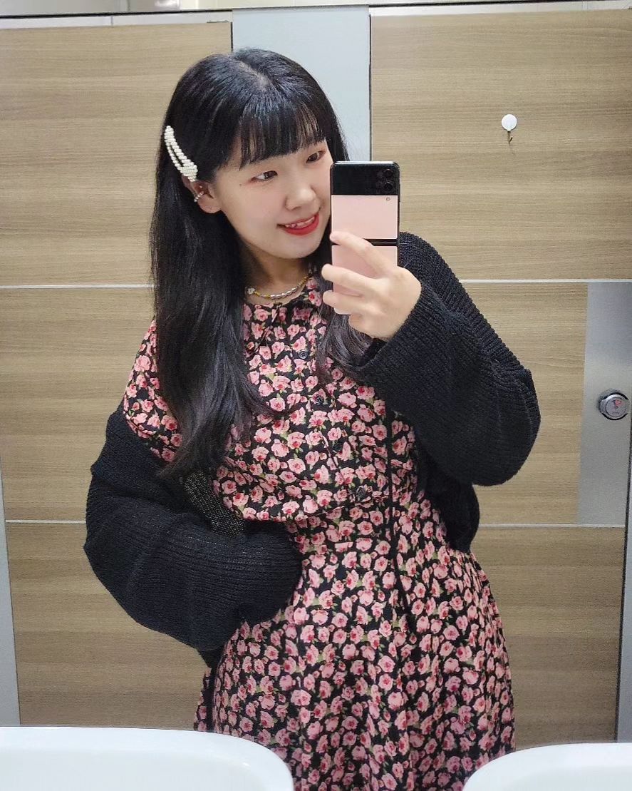 오늘은 핑크핑크하게..💗
사실 어제 번개회식으로 피곤한상태에 쏘주를 마셔서 상태가 좋지 않지만.....
쌍콤하게 보이고싶어서 핑크 잔뜩있는 원피스 입어봤어요..🥹🩷

그리고 오늘은 진짜 회식하는날..점심 회식으로  애슐리 퀸즈 다녀왔어요 🐷 저빼고 평일 점심에 다 맛있는거 드시고 계시더라요...????!?...🥲