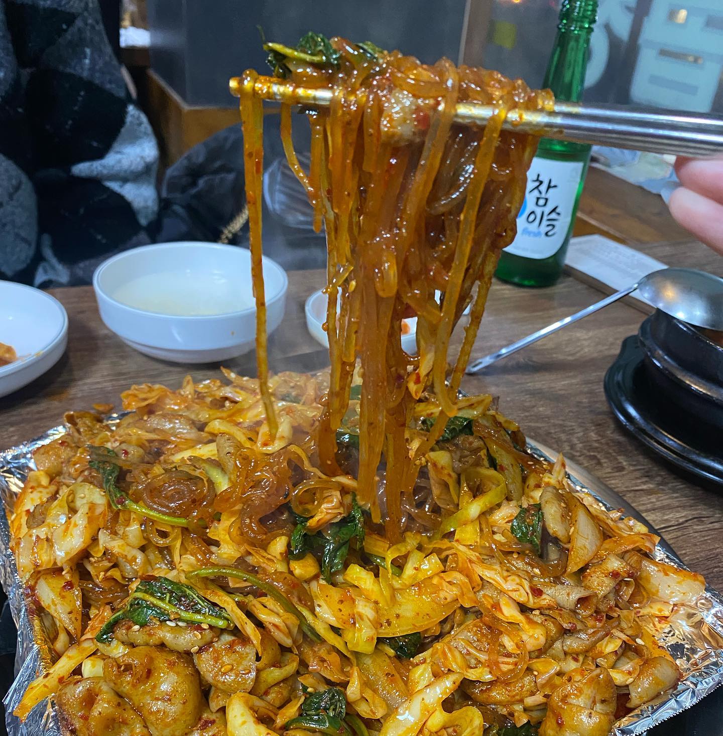 #왕십리 #정은이네곱창 

오랜만에 친구랑 약속이있어서 곱창먹으러갔어요๑>∀<๑❣ 
양이 엄청나죠...🫶🏻
야채곱창 시키면 가끔 당면만 엄청 그득한 집이있는데 여기는 그런걱정 노노!!❌
당면도 곱창도 엄청 가득해서 젓가락으로 그냥 막집어도 곱창이 두세개씩 막집혀요!!!!🤩💖

기본찬으로 찌개같은게 나오길래 무슨찌개지?!하고 먹어봤더니 맛은 순두부찌개인데 순두부는 없더라구여?!🤔순두부없는 순두부찌개?!🙊
메뉴에 순두부추가가 있었는데 순두부는 추가해서 먹는거였나봐요!!
국물이 엄청 얼큰하구 안에 수제비반죽이 조금씩 들어있어서 아주 굿굿💖
밀가루 즇아❤️
같이나온 부추무침에 쌈싸먹고 얼큰한 국물한입하면 술이 술술들어가쥬~(´▽`ʃ♡ƪ) 

마무리로 K-디저트 볶음밥까지!
지글지글 제가 제일 좋아하는소리..🫶🏻
불판에 약간 눌러붙게 볶아서 쓱쓱 긁어먹으면 넘 맛있쥬🙆🏻‍♀️❤️
하나볶았는데 양도 엄청많아요🤩
남기지않고 클리어하고왔습니당(♡˙︶˙♡)

가게가 2층까지있는데 2층이 굉장히넓구 화장실이 층마다있어서 왔다갔다 불편함 없어 좋았어요❤️

#왕십리곱창 #곱창맛집 #왕십리곱창맛집 #곱창거리 #곱창 #맛집 #볶음밥 #왕십리맛집 #왕십리술집 #술집 #야채곱창 #야채곱창맛집 #왕십리야채곱창 #먹방 #먹팔 #먹팔해요 #먹스타 #먹스타맞팔 #먹소통 #맛스타그램 #먹스타그램 #오늘의메뉴 #소통 #좋아요 #좋반 #좋아요반사 #왕십리역 #왕십리역맛집