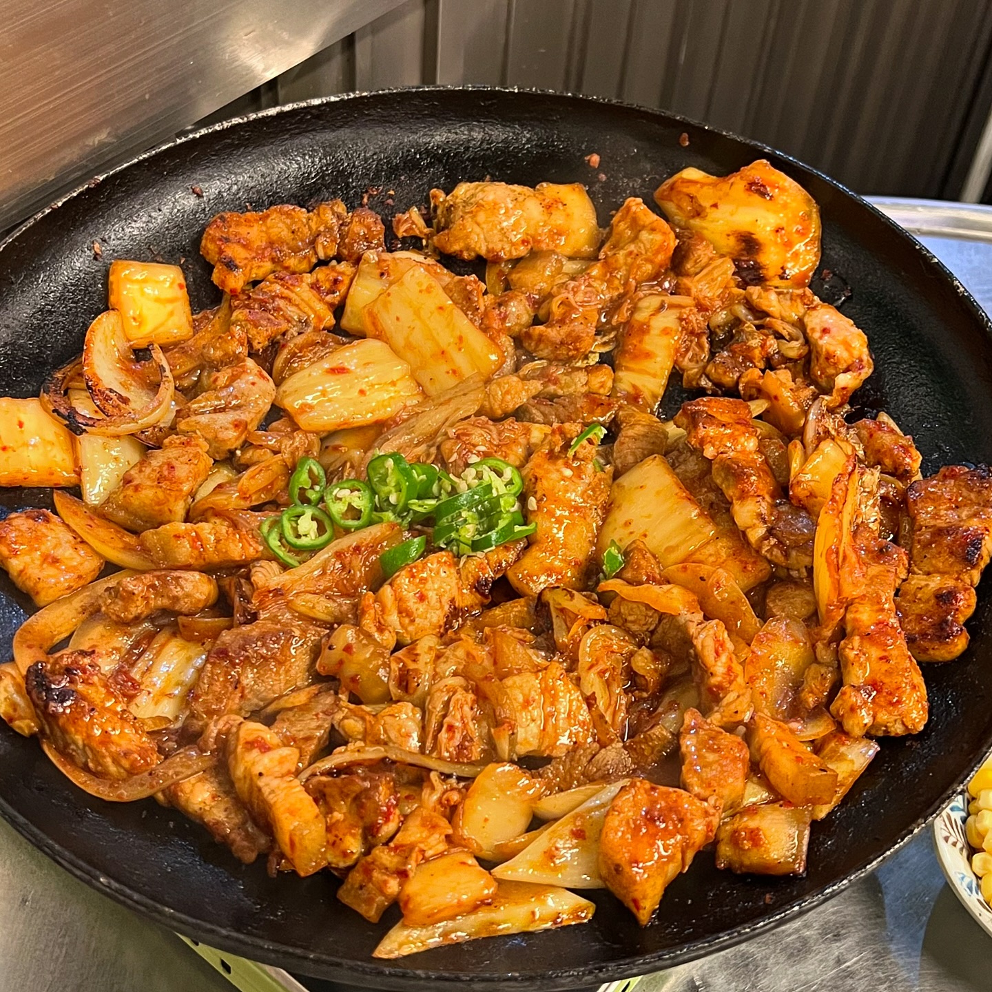 [ 정통집 ] 

💙 여기는 메인메뉴가 돼지김치구이 딱 하나에요
이렇게 한가지만 파는 곳이 찐 맛도리인데 ~~
그리고 좋은게 김치랑 고기가 전부 볶아서 
나오는거라 바로 먹을 수 있어요!!

❤️ 제 최애 메뉴중 하나가 삼겹살이랑 김치를
같이 구워먹는건데 두개를 한번에 먹을 수 있는 
곳이라니 너무 천국...!

💜 고기도 꽤나 두툼해서 씹는 식감이 좋았고
김치가 진짜 맛있는건지 고기 기름에 볶볶 해주니
너무너무 좋아서 공기밥 시킬뻔...ㅎㅎ

💛 마지막으로 볶음밥도 주문했는데
더 맛있게 드시려면 고기랑 김치를 좀 남겨주세요!
밥이 진짜 맛있어서 술먹고 마무리로 싸악
한입 해주면 최고더라고요 👍🏻

- - - - - - - - - - - - - - - - - - - - - - - - - - - - -

 ❗메뉴
✔️ 돼지김치구이 소 27,000원
✔️ 특미볶음밥 3,000원
✔️ 알밤막걸리 5,000원
✔️ 계란찜 4,500원

- - - - - - - - - - - - - - - - - - - - - - - - - - - - -

✅ 정보
⏰ 영업시간 : 16시 - 새벽4시
🎈 주소 : 경기 고양시 일산동구 고봉로 26-32 양우로데오랜드 C동 1층 105호
📞 연락처 : 0507-1415-8444
🚗 주차 : 가능

- - - - - - - - - - - - - - - - - - - - - - - - - - - - -

#일산라페스타맛집 #일산맛집 #라페스타맛집 #정통집 #돼지김치구이 #볶음밥 #고기맛집 #돼지고기 #삼겹살 #목살 #김치 #김치볶음