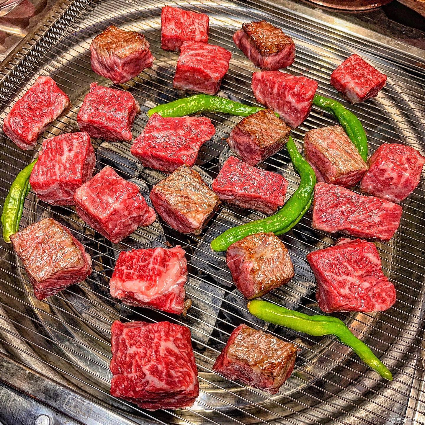 #la팩토리 
“20년차 갈비장인이 운영하는 소갈비 찐으로 잘하는 곳”
⠀
갈비에 진심인 갈비 장인이 운영하는 생포갈비와 엘에이갈비 맛집 LA팩토리에요🫶🏻 다양하고 푸짐한 한식반찬과 가성비가 좋은 고기까지✨
⠀
고기질이 좋은데 가격도 너무 착해요💓 육즙은 가득에 쫄깃함까지🥹 인덕원에 고기 맛집이 별로 없는데 여긴 찐이에요
⠀
사이드도 하나하나 맛도리인데 찌개 국물이 진짜 기가 막혀요 꼭 밥말아드세요
⠀
✅ 경기 안양시 동안구 인덕원로24번길 41-11 1층
✅ 0507-1478-1264

#인덕원맛집 #범계맛집 #평촌맛집 #안양맛집 #소갈비 #소갈비맛집 #생포갈비 #la갈비 #la갈비맛집 #좋아요반사 #먹팔 #먹깽_안양