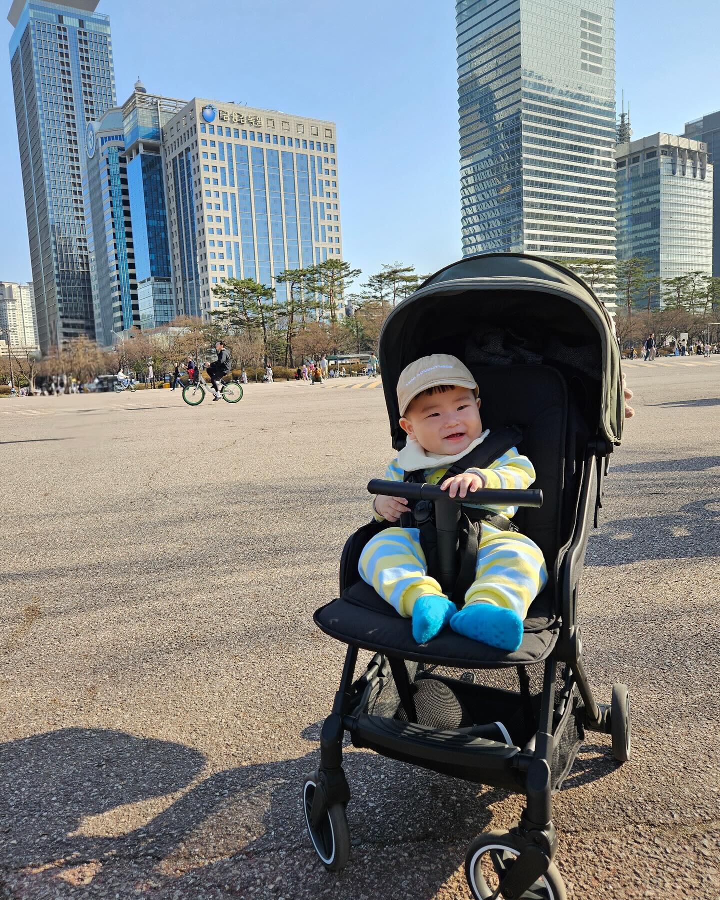 D+323
여의도에서 신난 도하🤩
사람 구경 실컷 했데요👀

#육아 #육아스타그램 #baby #boy