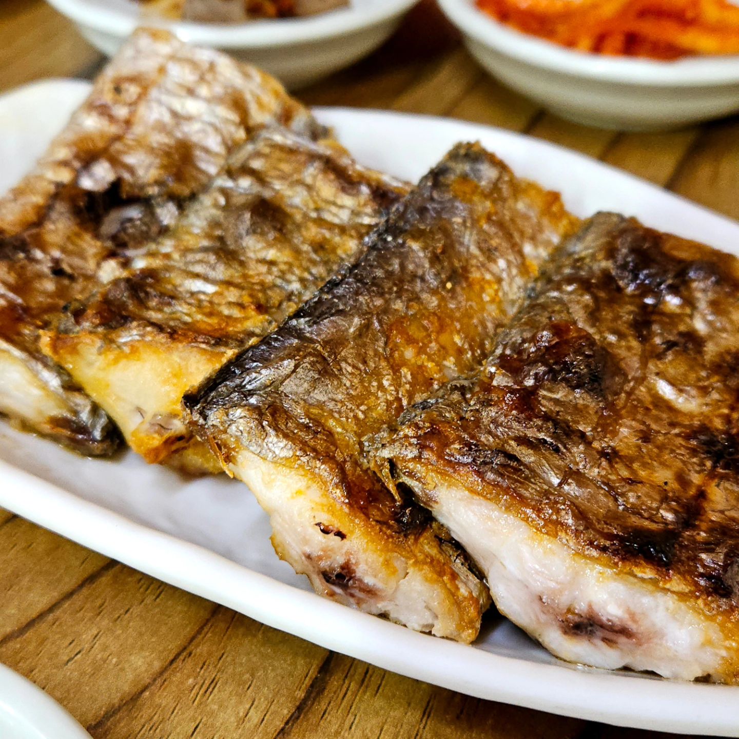 갈치구이를 시키면 갈치탕이 무료💓
김해 #배가네생갈치전문점 

친구 추천으로 방문하게된 갈치집!!!
통갈치로 나온다는데 가격 합리적이어서 주문 전부터 설레버림,,,
밑반찬도 너무 정갈히 잘 나오고
내어주는 물 마저 또꼰한 숭늉😭❤️

미리 갈치탕에 불 올려서 졸여두고
구이 먼저 먹으면 되는데, 진심 살이 입에서 사르르 녹는다...
갈치탕도 불 올려두면 조림이 되는데 특이하게
무가 아니라 호박이 들어가 있음 맵단짠 오져서 밥 무한대로 
흡입 가능함;;;;;;

집 근처에 있었으면 매주 갔을텐데 멀어서 아쉽다 ㅠ

📍배가네 생갈치 전문점
경남 김해시 대동면 동남로41번길 120

⏰️ 영업시간 
매일 9:30~22:00, 매달 2,4번째 월요일 정기휴무

🅿️ 가게 앞 빈공간, 갓길주차 
.
.
.
#김해맛집 #김해공항맛집 #갈치구이 #갈치탕 #로컬맛집 #부산맛집 #부산맛집투어 #김해여행 #갈치조림 #갈치맛집