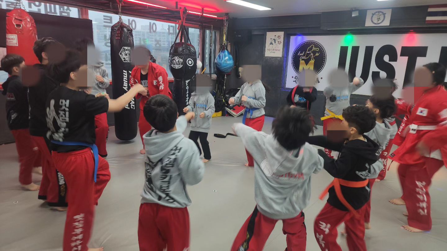 전주 최초 어린이, 키즈반이 있는
#전주평화동키즈복싱 #멋짐킥복싱 

챔피언 출신 관장님이 진심으로 운영하는 곳이고
멋짐킥복싱만의 어린이 프로그램과
운영 노하우로 전주에만 3곳을 운영하고 있으니
집 가까운 곳에서 운동 쌉가능!!!

어린이들~ 운동 열심히 해야
키 성장에도 좋고 소아비만도 예방할 수 있는 것 아시죠?!

5세부터 누구나 운동이 가능하고
체계적으로 운동 가르쳐주니
우리 아이들~ 운동 시켜보자구요

성인 다이어트 전문반과 직장인 취미반,
선수반도 운영중이며 밤 12시까지 늦게까지 운동이 가능하니
어른도!! 운동하고 건강챙기고 살도 빼고!!
가족같이 편하고 재미있는 분위기에서 하는 운동
멋짐 킥복싱에서 가능해요!

#전주복싱 #전주평화동복싱 #전주유치원생운동 #전주교육대학교복싱다이어트 #복싱다이어트 #유치원운동 #키즈킥복싱 #전주어린이복싱 #전주소아비만 #삼천동복싱 #전주평화동다이어트 #어린이운동 #전주평화동복싱다이어트 #어린이복싱 #전주교육대학교주짓수 #킥복싱다이어트