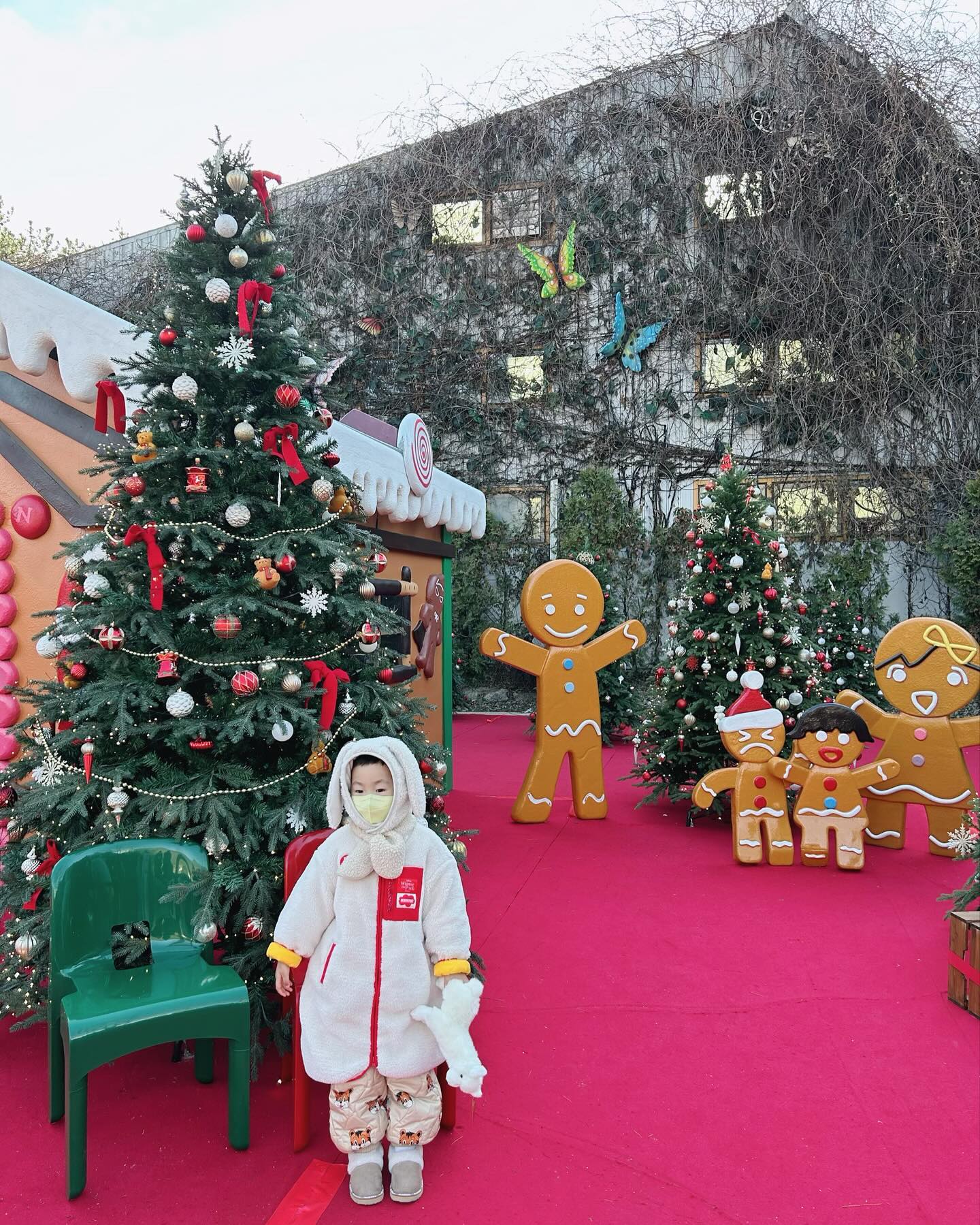 크리스마스로 꾸며진 네이처파크
갈때마다 다른 곳 간거 같은 기분🎄

하랑이도 어른들도 신났던 어제🫶🏻
울아기 좋아하는 동물친구들도 만나고
크리스마스 기분 제대로 내고 옴♥️

다음에 또 가자😎ㅎㅎ
.
.
.
#네이처파크 #크리스마스축제 #대구크리스마스 #대구가볼만한곳 #대구동물원 #크리스마스나들이 #행복했던어제 #49개월아기 #함께한지1498일
