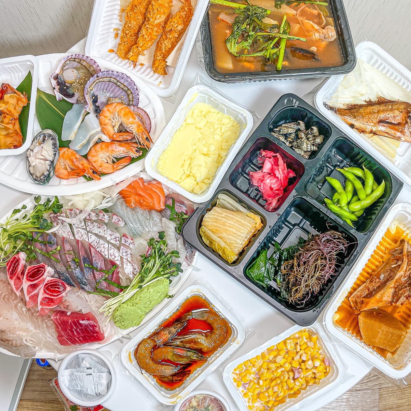쫀득촉촉 살로만 가득 맛도리,,🐟🍣평일 웨이팅만 24번째 후덜덜
-수유역에서 도보11분 거리
쌍문역에서 도보15분거리

사람들로 가득찬 가게. 문전성시를 이루는 곳이라 이미 입소문이 퍼질대로 퍼진 집. 내가 갔을 때는 대기번호 24번째였다. 포장을 들었을 땐 허리가 휘는줄; 엄청난 무게를 감당할 수 있겠나? 모두 맛있는 음식이다. 참치와 연어가 올라간 모듬회부터 가리비,새우,전복회,멍게,간장새우,새우튀김,생선조림,생선찜(?),홍합이 들어간 매운탕, 그리고 빼놓을 수 없는 양이 상당한 콘마요 등등 허리뿐만아니라 차려놓은 다리상까지 부러진다. 온갖 신선한 해물들을 주는 핫한 곳을 찾는다면 얼른 달려달려 :D 

사람많은 집은 이유가 있다는걸 알게해준 집.

🌷진호횟집
🌷서울 강북구 도봉로98길 33 진호횟집
🌷0507-1381-9915
🌷영업시간 15:30-23:30까지/22:00라스트오더/일요일 정기휴무

#진호횟집 #수유맛집 #수유횟집 #창동맛집 #쌍문맛집 #쌍문동맛집 #수유동맛집 #수유카페 #쌍문카페 #수유역 #쌍문역 #도봉구맛집 #도봉맛집 #방학동맛집 #미아사거리맛집 #노원맛집 #번동맛집