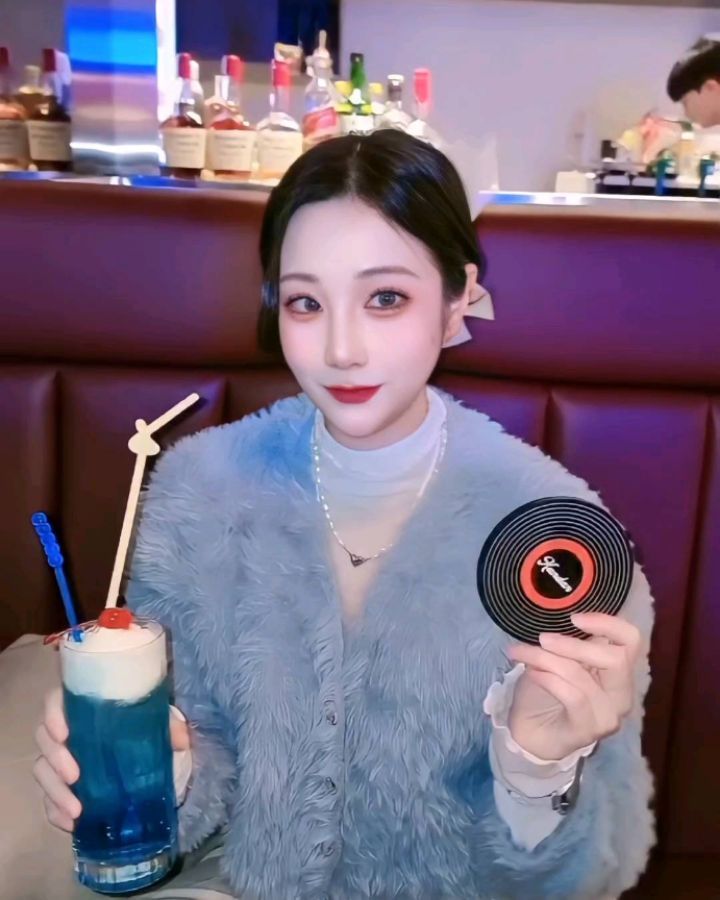#칸단하이볼 가게도 이쁘고 하이볼도 맛잇구🥃🍹
놀랍게도 셀카를 찍은게 없어서 동영상만 주구장창 올리기>_<
마지막은 죠아하는 파인샤베트 서비스 받아서 신난 여성🤸🏻‍♀️
또 가고싶당 📣나랑 같이 하이볼 마시러 갈 사람 모집합니다🥰

아 참 !!! 새해 복 많이 받으세요!!🥰🥰