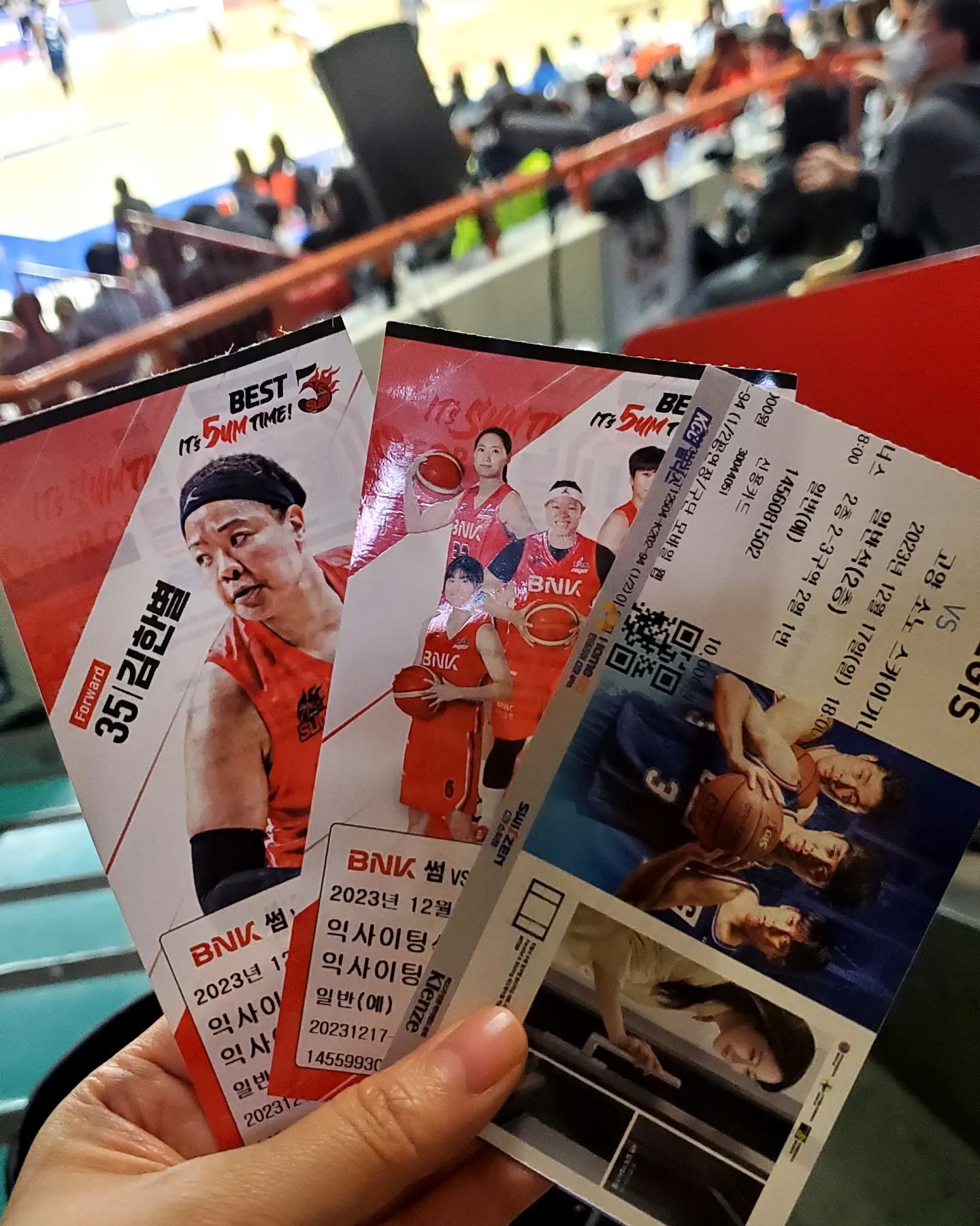 아니 농구 직관 3번 짼데 계속 이기네..
Bnk썸도 5연패 중이라던데 이겨뿌고,
이쯤 되면 진짜 승리요정 아님?ㅋ
#부산#사직실내체육관#농구스타그램#스포츠#bnk썸#kcc이지스
#부산kcc이지스#kbl#wkbl#치어리더#승요#데이트코스
#김한별#이소희#안혜지#허웅#최준용#익사이팅존