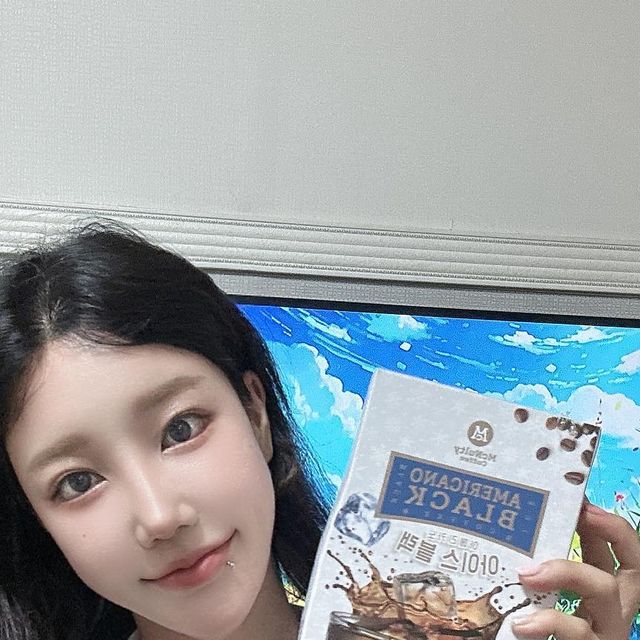 진승아 on Instagram: "#광고 차가운 얼음물에도 잘 녹는 아메리카노! 너무 맛있고 깔끔해요 💗 커피 좋아하는 사람은 먹어보길 추천 ✨ #커피 #블랙커피 #아이스커피 #아이스커피믹스 #아메리