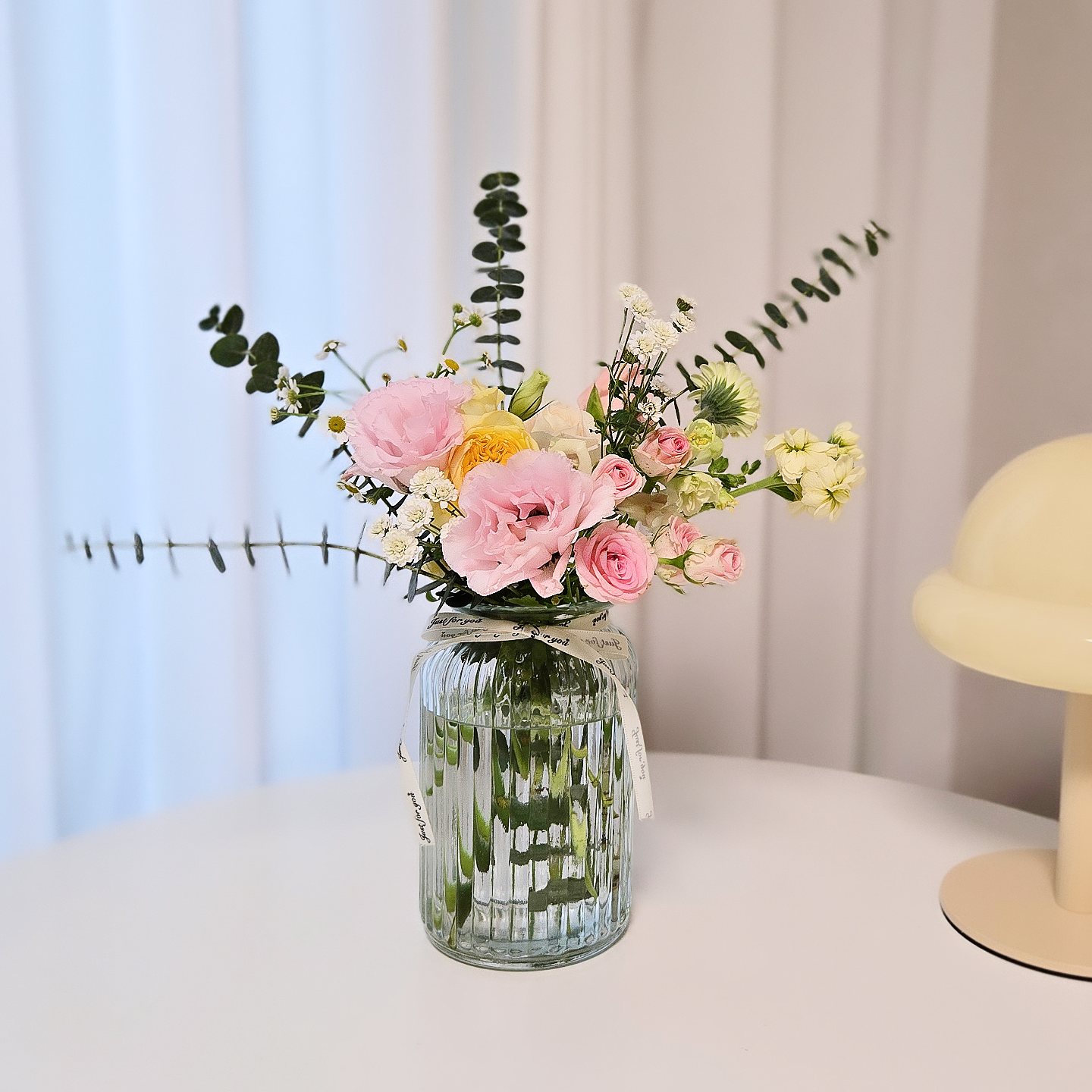 #협찬 #다미그린 #리네아화병 💐
인테리어 꾸밀때 꽃이 있으면 기분 좋잖아요?
꽃은 있는데 그냥 막 꼽긴 뭐하고,하나쯤은!!
집안의 인테리어에 포인트 주기위해 필요햇🥰

우리집 인테리어 꽃병은, 다미그린 유리화병
포장도 꼼꼼하게 조심히 잘 도착했지요👍🏻
무게감 있는 고급스러움과 넓은 바닥면이라서
입체적인 줄무늬로 생동감 연출하니~넘이뽀!!
조화,생화,수경식물 모두 잘어울리는 리네아화병

어때요? 인테리어 확 살죠?
이런건 일상템으로 하나 꼭 준비해 보세요

👣네이버스토어:다미그린

𖤐
#화병 #꽃병 #유리화병 #꽃화병⠀⠀⠀⠀
#슬기로운주부생활 #꼬꼬의이중생활 #요린이 #일상기록 #아이와함께놀기 #워킹맘일상 #준킹 #황금꼬꼬별나라