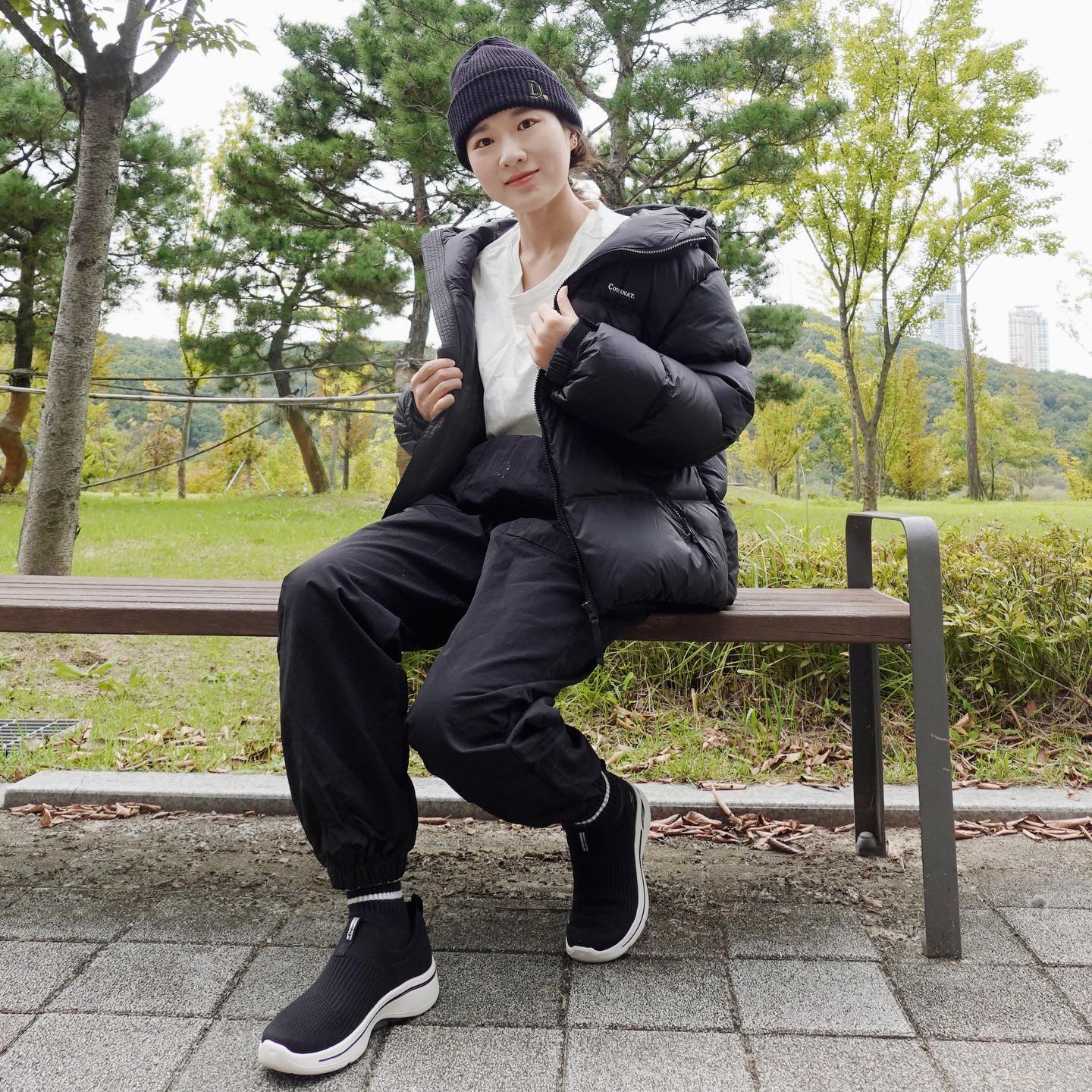 날씨가 쌀쌀해진 것 같았는데, 어느새 겨울이구만🥶

오늘은 #커버낫숏패딩 과 준비하는 겨울 준비🎵 ☃❄

- 다른 아웃도어 스포츠 브랜드와 달리 도심에서 트렌디하게 입을 수 있는 디자인으로 남녀 공용사이즈 출시로 커플아이템으로도 좋은 [커버낫 씨빅 패딩] 이다✌️

- 추워지는 날씨에 일상생활에서 데일리로 착용하기 좋은 무난한 디자인의 커버낫 RDS 씨빅 다운 후디 숏 푸퍼와 함께 겨울 야외활동 준비해보세요🙋‍♀️

☑️브랜드명 : 커버낫 / COVERNAT
☑️사이즈 : S
☑️컬러 : 블랙

*광고 *협찬
#커버낫
#커버낫숏패딩
#숏패딩
#여자숏패딩
#여자패딩
#여성숏패딩
#여성패딩
#숏패딩추천
#패딩브랜드
#후드패딩
#겨울패딩
#겨울푸퍼
#푸퍼
#사이즈
#리뷰
#착용리뷰
#솔직후기