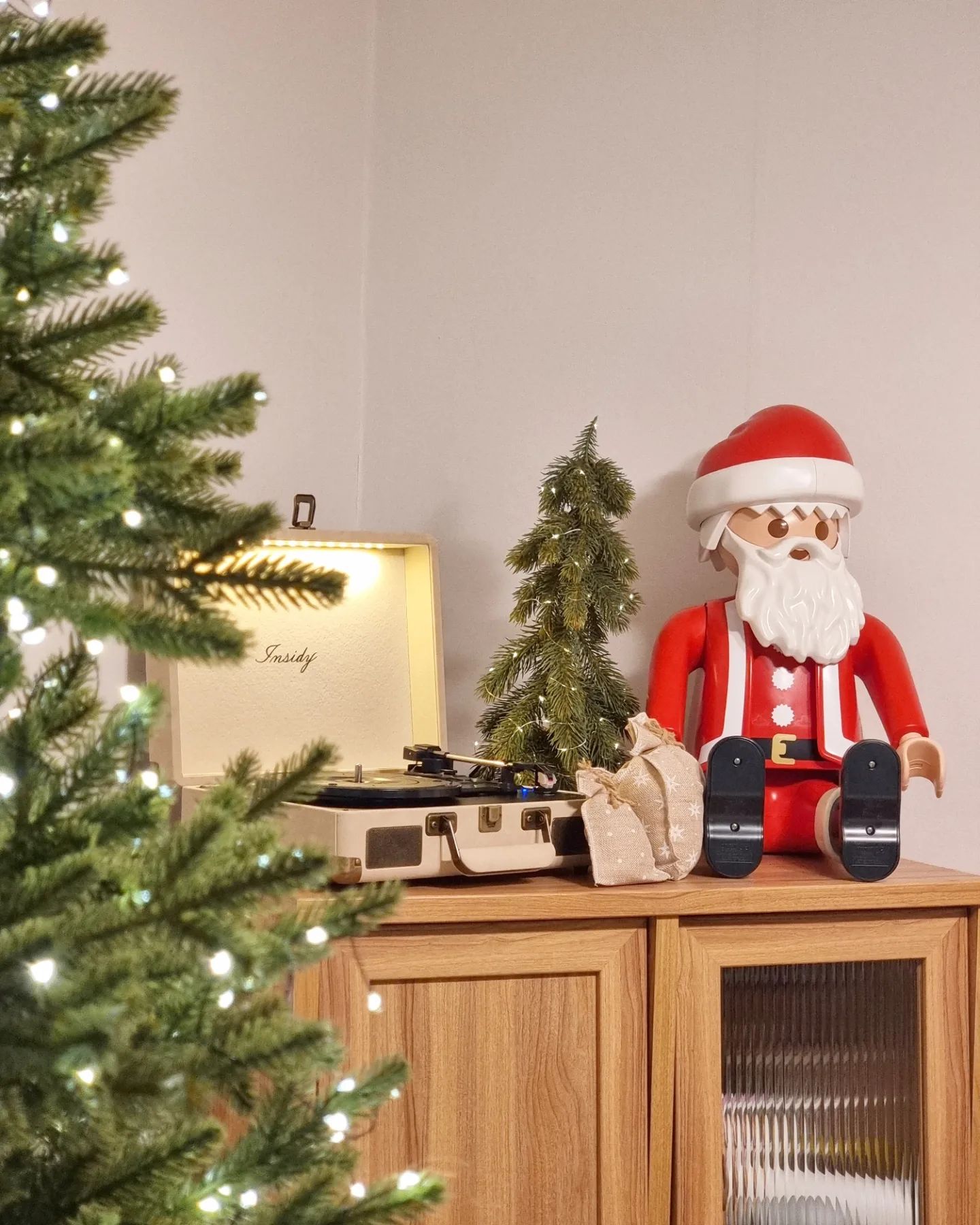 🌲🎅🏻

퇴근하자마자 영차영차 트리 자리 옮기고 소품들도 이것저것 배치하며
힘든데 행복한 시간 보내기 ⸝⸝ ᷇࿀ ᷆⸝⸝

.
.
.
#밈미홈 #Christmas 
#크리스마스 #인테리어 #일상