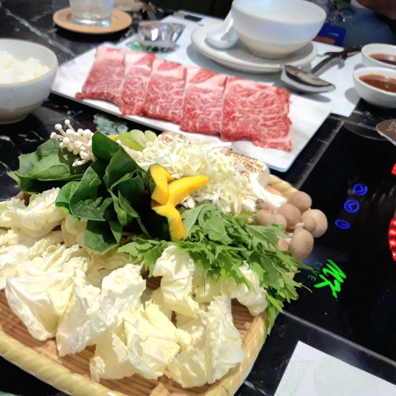 #잘먹고잘사는라임씨 #내돈내산 

🥄태국 수키 혹은 수끼 สุก ี้ Thai Suki 는 샤브샤브라고 생각하면 된다. 
일본 '스키야키'에서 온 이름이라고. 

🥄고기와 채소 샤브샤브 먹고, 칼국수 먹고. 죽 만들어 먹는 익숙한 이 구성. 
정x본 샤브샤브로구나.

🥄추가로 오리 고기에 에메랄드 면까지 곁들이니 아이고 맛있다 :9
전용소스를 뿌려 먹으래.

🥄MK수키는 매장 분위기와 식재료에 따라 이름이 조금씩 다름.
MK, MK라이브, MK골드.....
MK와 골드는 가성비가 좋고 MK라이브는 쾌적한 분위기와 유기농 채소, 비싼 고기, 오리, 해산물이 추가된다나.

🥄혼자서는 와서 음식 여러가지 메뉴 못시켜서 슬픈데 같이 가서 좋았어요
🦁 violetlion
🐯 ck.thomas.byun

📍FL.5, ICONSIAM, Charoen Nakhon Rd, Khlong Ton Sai, Khlong San, Bangkok 10600 태국

#냠냠박사 #쩝쩝박사 #먹팔해요 #먹팔  #먹팔맞팔 #먹팔환영 #라임태국맛집 #MK수끼 #MKLive