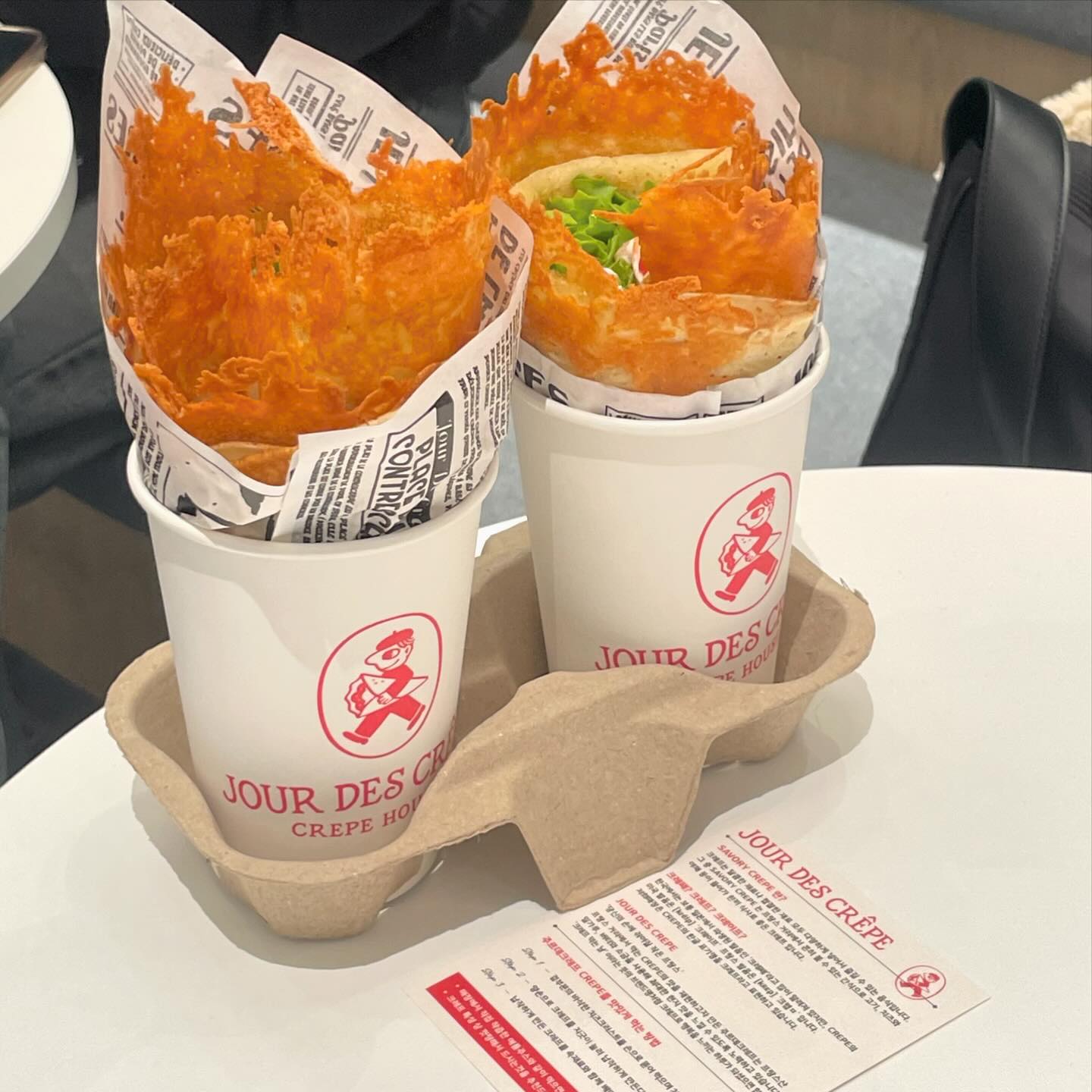 주르데크레프 수원스타필드점
•
•
성수에서 핫한 프랑스 갬성 크레프 맛집:)
스타필드갈 때마다 여긴 항상 사람이 많아 궁금했었는데.. 
성수에서 핫한 크레프 맛집이였다니.. 나도 당장 줄서야지😝

뭐먹을지 고민하다 제일 잘나가는 “잠봉 크레페” 픽✨
안에 야채와 잠봉이 가득 들어있고, 겉에 누룽지처럼 붙어있는 치즈도 존맛..🔥 간식치고 매우 든든해서..! 
한끼식사로도 괜찮은 것 같다(가격도 거의 식사급;)

잠봉덕후로써 매우 강추! 스타필드가신 김에 드셔보세요🫶🏻

📝 잠봉 크레프 10.3

#수원스타필드 #주르데크레프 #크레프 #잠봉 #성수핫플