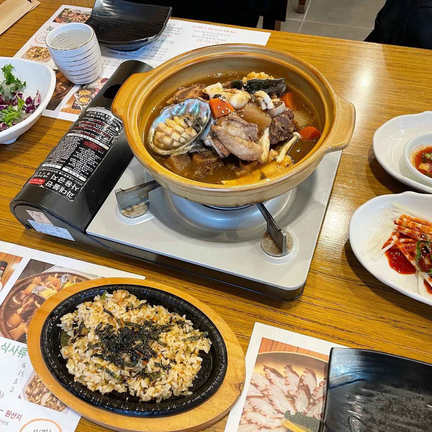 #협찬 #울산달동맛집 #섬문어전복
달동 tv출연한 전복 맛집 ◡̈
바람 쌩 부는 날에 생각나는 갈비찜,
거기다 전복까지 들어있으니 몸보신으로 최고 ! 🤰
룸도 있어서 가족식사, 회식, 모임장소로도 아주 good이에요 굿 굿 굿✨
.
.
📝 섬문어전복 
▫️울산 남구 달삼로 20
▫️전복갈비찜 소
 #울산달동맛집추천 #울산전복맛집 #울산가족식사 #울산룸식당 #울산갈비찜 #울산맛집