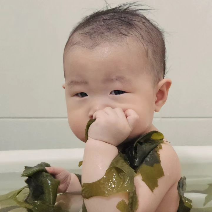 오랜만에 #촉감놀이
#미역촉감놀이 

미역 양조절 실패😂
다시 부지런히 놀아줘보자!