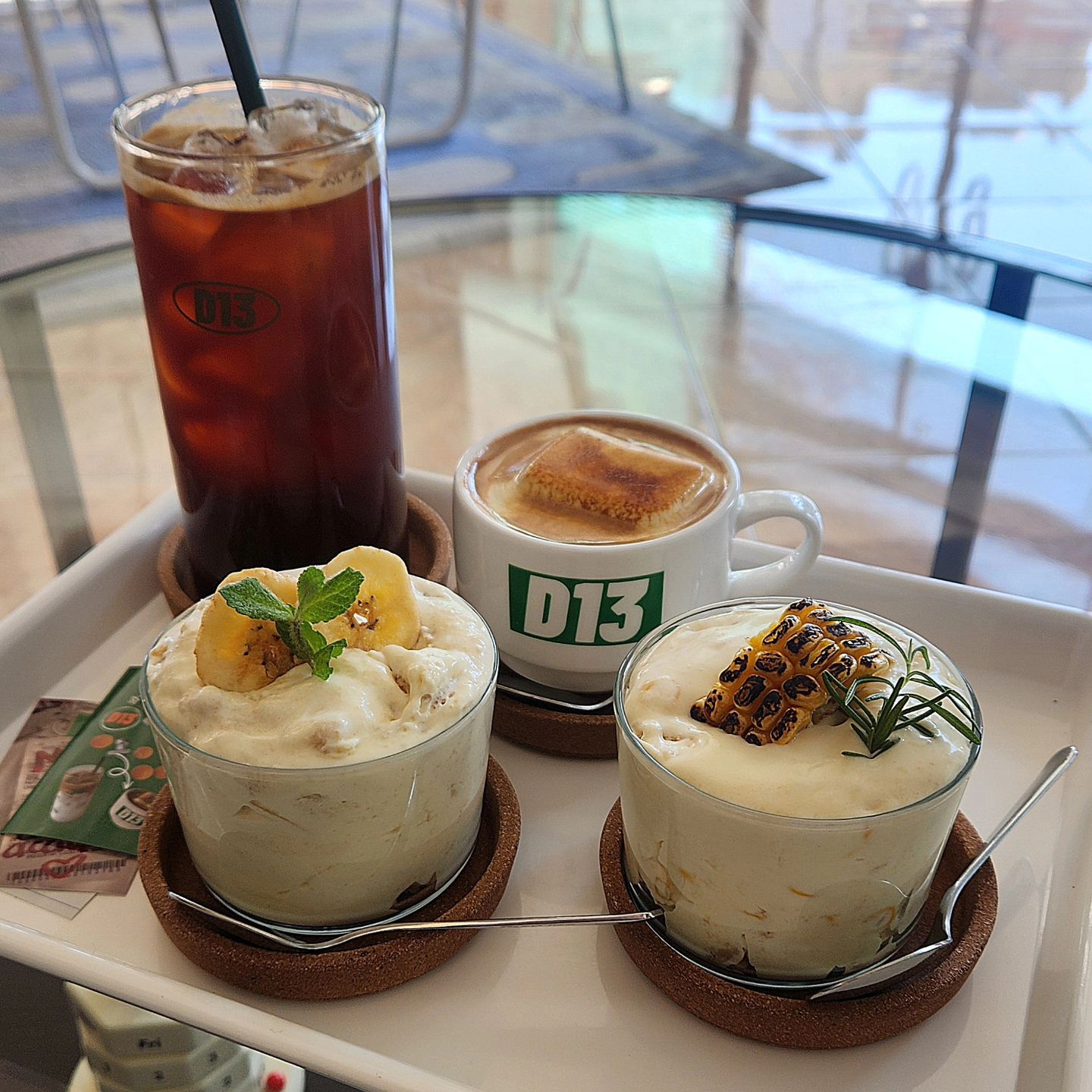 .
예전에 부모님 대전오셨을때 콩국수먹고 방문했던 카페
그때 크로플을 너무 맛있게 먹었던 기억이 있어서
근처에서 점심먹고 생각나서 다시 방문!!
내 취향 완전 저격하는 신상디저트 푸딩이 나와버려따,,,
옥수수푸딩💛💛💛 바나나푸딩💛💛💛
너무너무너무 맛있다ㅠㅠ 또 먹으러갈테다!!!
.
.
#D13
대전 중구 대종로529번길 48 행복드림 빌라 101호 / 선화동 279-6
화요일~일요일 11:30~21:00
매주 월요일 휴무