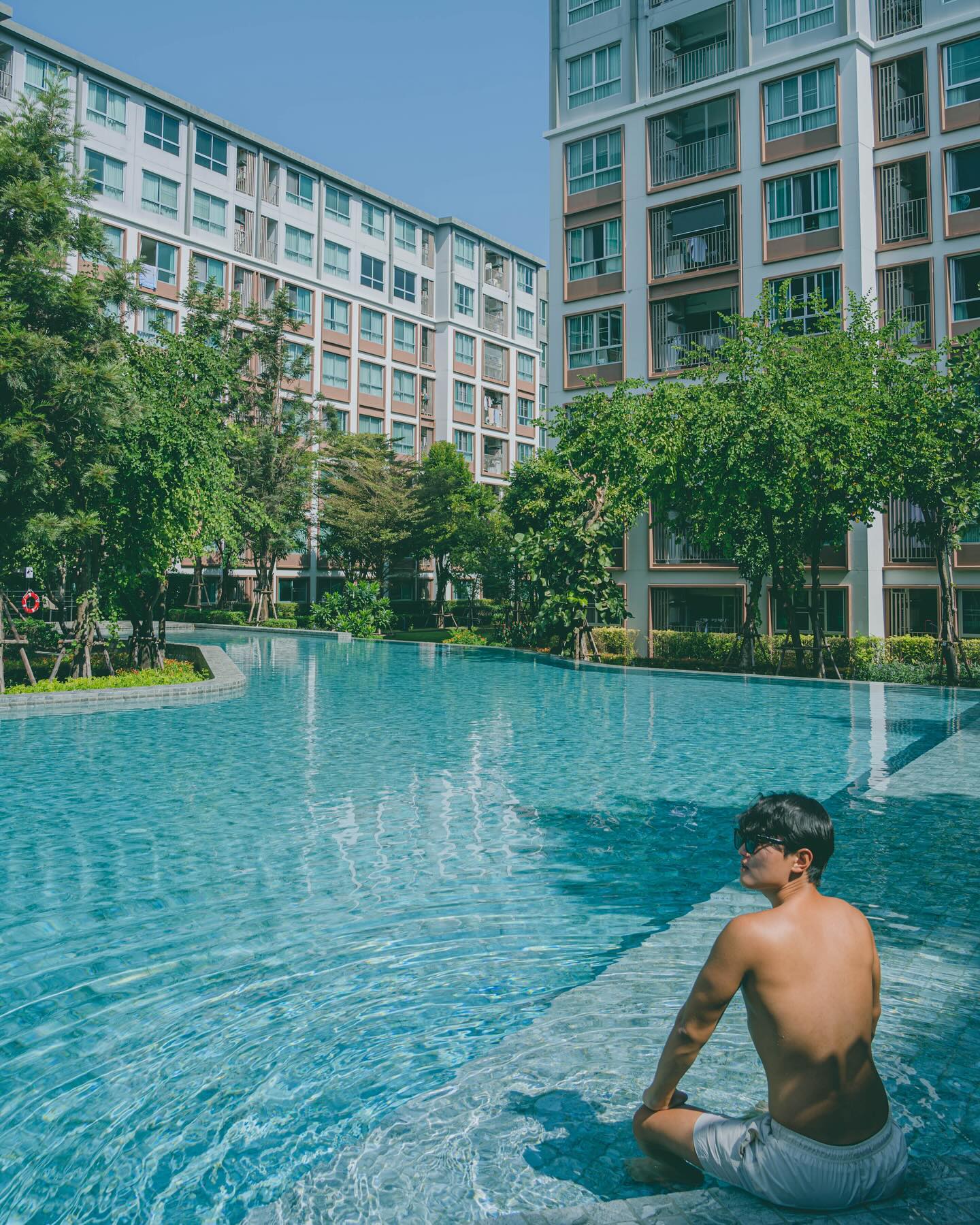 수영장 뷰가 다해버린 치앙마이 숙소🌿🇹🇭

✔️ 사진 각 나오는 수영장에, 수영장 위로 지어져 있어 풀뷰가 보이는 헬스장, 카드 키 없이 아무대도 드나들 수 없는 보안과 위치가 위치인지라 비행기 소음까지 제로인 한달살기 숙소

🙋🏻‍♂️ 벌써 치앙마이 한달살러 3번째인만큼
숙소 구하려고 검색하고 돌아다니면서 직접 발로 뛰며 구했던 시절이 언제인지... 이제는 그럴필요 없이 치앙마이 한달살기 숙소 A to Z #리브애니웨어 앱 하나로 모두 해결!

✔️ 기존에 한달 이상만 묵을 수 있는 숙소들을 6박/14박/29박으로 원하는 일정만큼만 이용할 수 있어 꼭 한달살기가 아니어도 되고, 전자계약 및 셀프체크인 시스템인데다가, 보증금을 한화로 낼 수 있다보니 태국 바트 or 달러 준비할 필요 X

✔️센트럴페스티벌과 가깝고, 숙소 앞 세븐일레븐 편의점, 테이크아웃 커피 맛집까지있어 디지털 노마드, 한달살러에게 너무 평화롭고 좋았던 디콘도 핑!

📝 더 자세한 후기는 𝙗𝙡𝙤𝙜에서 확인해 보세요!

————————————————————————
📍 𝗱𝗰𝗼𝗻𝗱𝗼 𝗽𝗶𝗻𝗴
👉🏻 liveanywhere.me 
————————————————————————

🇹🇭 #여행은미스터트래블 in #태국 #치앙마이
ⓒ2024. 𝘔𝘪𝘴𝘵𝘦𝘳 𝘛𝘳𝘢𝘷𝘦𝘭 𝘈𝘭𝘭 𝘳𝘪𝘨𝘩𝘵𝘴 𝘳𝘦𝘴𝘦𝘳𝘷𝘦𝘥