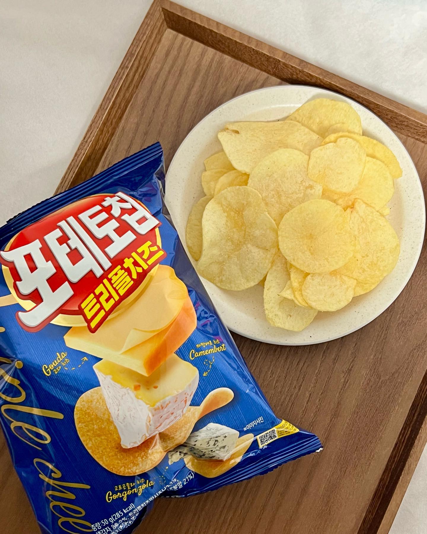 #협찬 🥔

찌인~한 
치즈덕후를 위한 포테토칩 #신상과자 ✨

농심 #포테토칩트리플치즈 
✔️고르곤졸라 / 까망베르 / 고다 3종
✔️살짝 도톰한 두께
✔️파삭한 식감
✔️풍부한 치즈맛

🧀특유의 향이 있는 고르곤졸라
🧀부드럽고 진한 맛의 까망베르
🧀순한 매력이 있는 고다
과자봉지를 뜯자마자 훅 올라오는 진한 치즈향과
진짜 진짜 유럽산 치즈 재료를 사용해서 풍부한 맛이에요😍
기존에 먹던 #감자칩 보다 살짝 더 두께감이 있어서
씹는 식감도 좋고 시즈닝이 적당히 묻어있어서 
야박하지 않은 느낌🫶
🥛어린이들은 우유와 함께 간식으로
🍺어른들은 커피 or 맥주 or 와인이랑 함께
🍷안주로 먹기 아~ 좋아라🤭
.
.
#농심 #치즈맛감자칩 #트리플치즈 
#포테토치치즈 #편의점신상 #치즈덕후 
#과자신제품 #셀러뷰 #신제품과자 #감자과자 
#맥주안주과자 #와인안주과자 #편의점신상과자
#편의점신상 #맥주안주 #오늘은뭐먹지