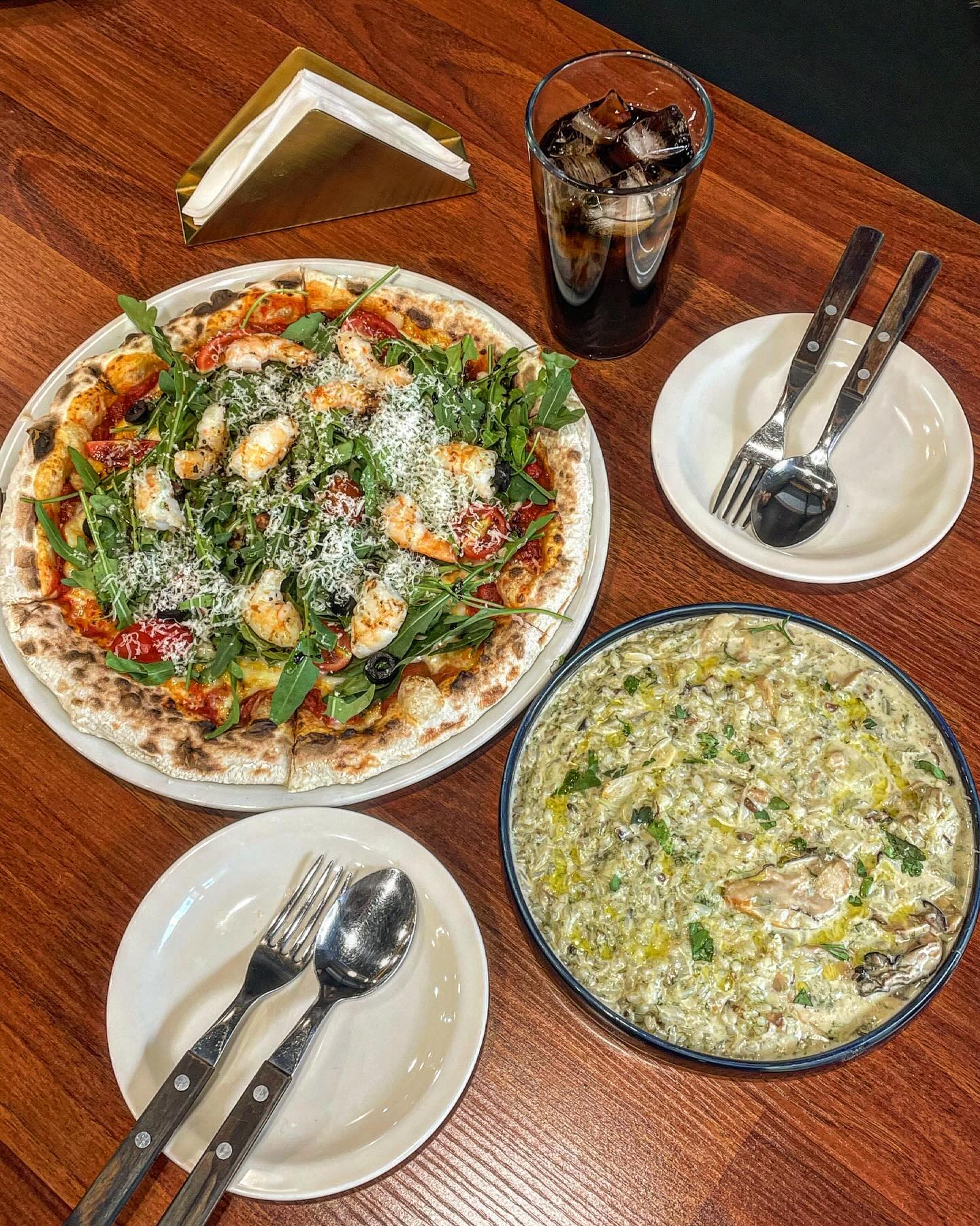 인천 청라 데이트코스로 딱인 화덕피자 찐맛집🍕
⠀
#만테까레 man_tecare 
________________________________________
⠀
런치타임에 방문하면 (공휴일, 주말 제외) 식전빵🥖과 샐러드🥗가 먼저 나오는데 식전빵 크기가 얼굴만해서 놀랐다🤣 역시 화덕이 있는 집답게 너무 빵이 너무 부드럽고 쫀득해서 순삭🍽️ 특히 빵과 같이 나오는 소스는 올리브 오일안에 마늘과 짭짤한 엔초비 간게 들어가 있어서 일반적인 발사믹 소스가 아니라 더 좋았다ㅎㅎ 샐러드도 상큼하게 입맛을 돋우어줘서 메인 음식 먹기 전부터 너무나도 만족했던🥰
⠀
🍕루꼴라 감베리 피자🍕는 토마토 소스와 레몬 드레싱, 루꼴라 그리고 통통한 새우와 베이컨칩이 올라가 식감에 맛까지😋 레몬 드레싱이 올라갔다고 해서 궁금했는데 생각보다 레몬 드레싱과의 조화가 너무 좋았다! 포트넘앤메이슨 레몬커스터드잼과 비슷한 맛이 은은하게 나는데 피자 메뉴 특성상 느끼할 수 밖에 없는 걸 드레싱의 상큼함이 딱 잡아주는 느낌🍋 루꼴라 피자답게 루꼴라와 토핑도 알차게 올라가서 너무 대만족하면서 먹었다🤗 역시 화덕피자집 답게 엄청나게 부드럽고 쫀쫀한 피자도우는 말해뭐해..❣️ 식어도 부드러운데 흐물거리지 않고 뒷맛은 쫀쫀해서 먹는 내내 너무 맛있게 먹었다🫓
⠀
🦪매생이굴리조또🦪는 조합이 신기해서 궁금했는데 생각보다 조합이 너무 좋았다! 부드러운 크림과 싱싱한 굴이 들어갔는데 자칫 둘 중에 한 쪽이 과하면 부담스러울 수 있는 맛을 조화롭게 살렸다ㅎㅎ 특히 굴이랑 크림이 들어가면 느끼할 수 있는데 매생이 맛이 은은하게 나서 담백하게 맛을 잡아줘 끝도 없이 들어가는 맛😋 생각보다 굴도 많이 들어갔는데, 굴을 좋아하는 사람과 굴을 좋아하지 않는 사람 모두 즐길 수 있어 시켜보길 추천👍
⠀
좌석 간 간격도 넓어서 일행과 조용하게 식사하기에 딱이었고 메뉴 하나하나가 너무 맛있어서 일행 데려와도 무조건 칭찬받을 것 같다ㅎㅎ 라자냐나 스테이크도 맛있다고 소문이 자자하던데 꼭 다른 메뉴도 먹으러 오기로 다짐했다🙌
⠀
인천 청라에서 양식이 땡기거나 데이트 장소를 찾으신다면 주저없이 이곳 너무 추천드립니다❗️
⠀
📍인천 서구 청라라임로122번길 7 1층 101호
⠀
🏷️ 루꼴라 감베리 피자 20,000₩
🏷️ 매생이 굴 리조또 17,000₩
🏷️ 콜라 2,000₩
________________________________________
⠀
#협찬 #리뷰노트 #만테까레 #청라만테까레 #청라맛집 #청라국제도시 #청라호수공원 #청라맛집추천 #인천데이트 #청라가볼만한곳 #청라데이트 #찐냠냠