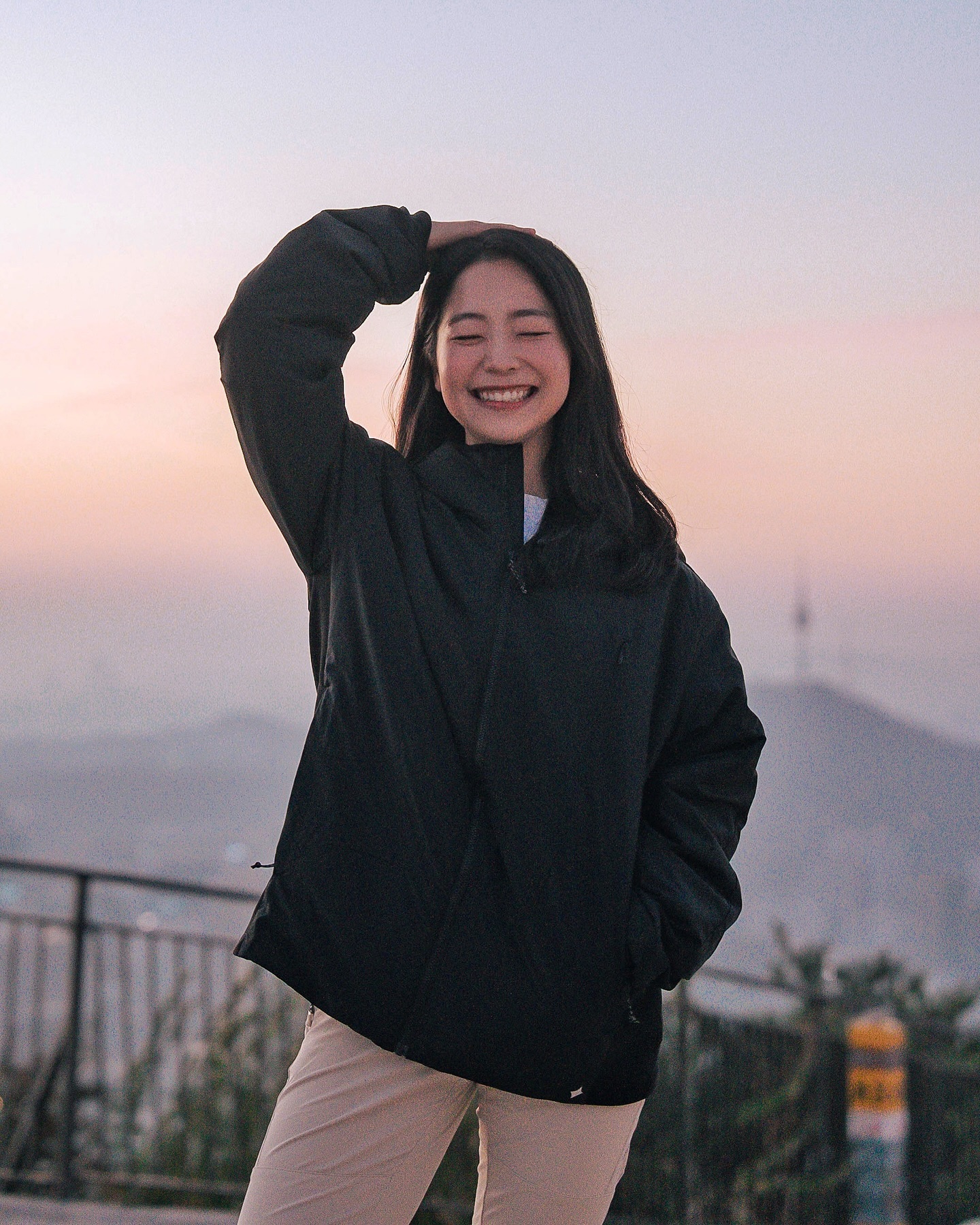 카나드 신슐레이트 패딩 재킷 with 인왕산✨

고요하고 깜깜한 새벽부터 등산하며 
어라운드 프로젝트 3기 멤버들과 
보는 일출🌅은 정말 환상이였어요👍🏻

새벽의 차가운 바람과 온도에 얇게 입고 가 걱정이 많았는데 
카나드 신슐레이트 패딩 자켓이 
가벼운데도 바람도 잘 막아주고 체온유지에 탁월해서 
등산할 때 몸 가볍고 따뜻하게 정상까지 올라갈 수 있었어요🙌🏼
초겨울까지 무난하게 입기 좋을거 같아요🥰

개인적으로는 깔끔한 디자인에 방수기능까지 있어
평상 시 데일리로도 자주 손이 갈 거 같은🫶🏻

전 M사이즈를 입었는데
남녀공용으로 나온 제품이라 사이즈가 컸어요!
안에 많이 껴입는 분들은 M사이즈도 나쁘지 않을거 같은데
딱 맞게 입으시는 분들은 S사이즈 추천합니다😉

일출 등산 기획해주신 aroundproject_official urbanside.kr pairplay_official 감사합니다💖

📸yeniverse3 collie__kang jun_.0214 

<<카나드 신슐레이트 자켓 소개>>
- 3M Thinsulate 적용. 얇고 가벼우면서도 보온성 강한 충전재
- 신슐레이트의 뛰어난 압축력으로 가볍게 패킹 가능
- WR코팅 발수 처리로 가벼운 비나 습기로부터 원단 젖는것 방지
.
.
.
#어반사이드 #urbanside #어라운드프로젝트 #일출등산 #인왕산 #세션3기 #sunrise #등산스타그램 #서울산행 #카나드신슐레이트패딩자켓 #신슐레이트 #신소재