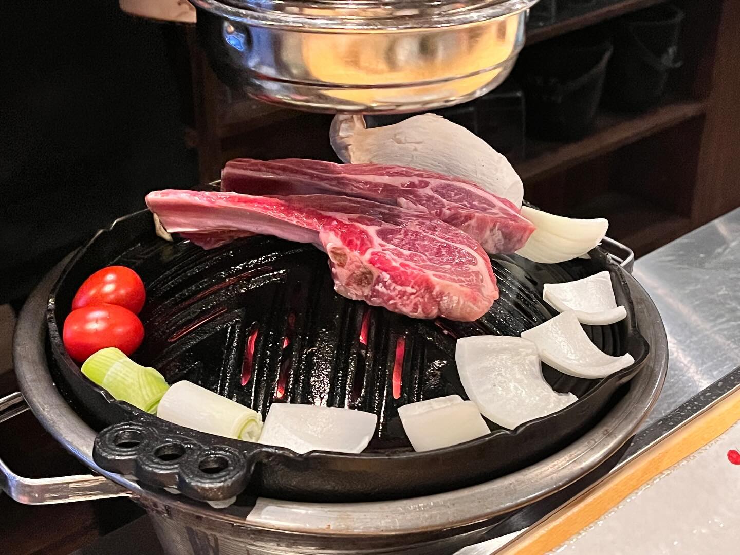 #협찬#진1926시화점
.
육즙풍부한 양갈비를 맛깔나게 구워주는 진1926
테이블 앞에서 직원분이 하나하나 구워주워 연기없이 편하게 양갈비를 즐겼어요☺️
양갈비와 양등심에 곤드레명란밥 먹고왔어요
육즙가득 고급진맛 양고기는 정말 너무너무 맛있어요
진1926만의 특제소스랑 찍어 먹어도 맛있지만
마그네슘과 미네랄이 풍부한 말돈소금과 찍어 먹으면
고기 본연의 맛이 풍부하게 느껴져요✨
구운야채도 말돈소금과 함께라면 다~ 맛있어져요!
소스와 먹어주다가 또띠아를 구워 
숙주나물과 구운야채, 고기 한점 넣어 한입하면 
색다른 맛의 양갈비를 맛 볼 수 있어요
강추사이드메뉴인 곤드레명란밥 🫶
고소한 곤드레 나물밥에 짭잘하고 풍미넘치는 
명란을 비벼 김에 싸먹어주면
또다른 맛이 입안을 즐겁게 해줘요 
양갈비와 함께 꼭 드시길 추천해요!
📍진1926 시화점
  경기도 시흥시 정왕동 1729-2
  주차 가능
.
#정왕양갈비#정왕양고기#정왕양구이#정왕양등갈비#시흥양갈비#정왕동양갈비#정왕동양등갈비#정왕동양살치#시흥시맛집추천 #양갈비맛집