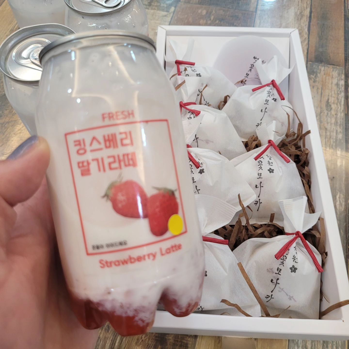 #성산명가
맛있는 꽃갈비 먹고
너무 맛있어서
사온 #킹스베리딸기라떼
#창원벚꽃모나카