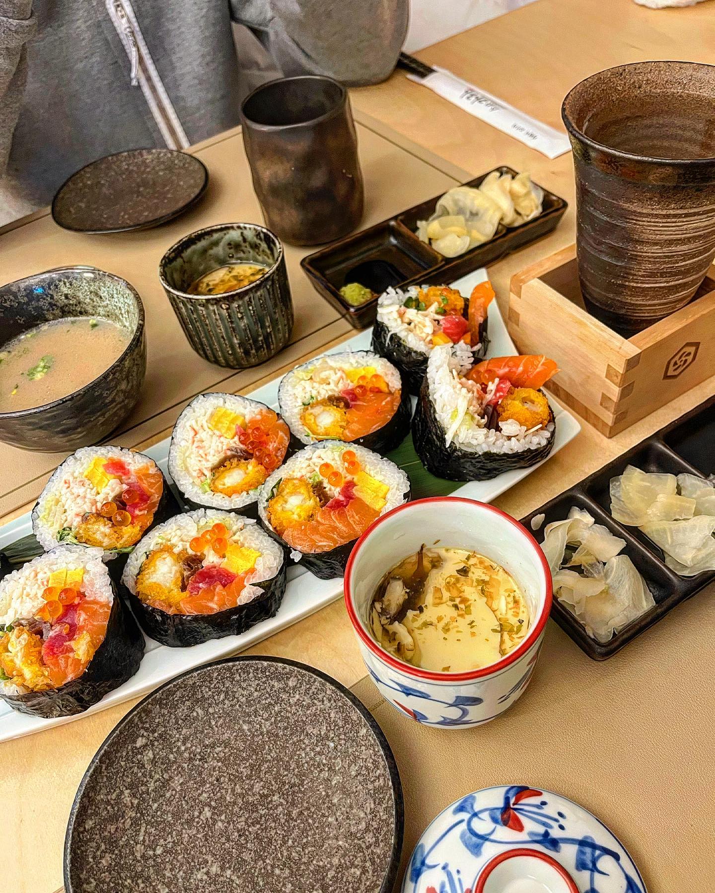 #협찬 남성역 #스시카라

남성역에서 고급진 일식 요리를 맛볼 수 있는 스시카라에 다녀왔어요👍

차완무시와 후토마키, 잔술사케를 주문했어요

차완무시는 육수의 감칠맛이 가득한 살살 녹는 계란찜이었어요 ㅎㅎ

후토마키는 비주얼부터 대박👏👏이에요
먹어본 후토마키 중에 제일 꽉찬 비주얼이었어요 ㅎㅎ
넘 신선한 회와 새우튀김이 한입 가득 감동스러운 맛이에요👍

잔술사케도 넘 부드러운 목넘김으로 후토마키와 찰떡이에요 ㅎㅎ 

함께 나오는 국물도 라멘 육수의 깊은 맛이 나서 넘 맛있었어요 ㅎㅎ

합리적인 가격으로 스시 오마카세도 즐길 수 있는 매장이에요🍣

늦은 심야까지 운영해서 혼술하기도 좋은 심야식당이에요 ㅎㅎ

깔끔하고 고급스러운 인테리어로 데이트하기도 좋아요👏

서울 동작구 사당로 227 (사당동) 2층 스시카라

#남성역술집 #남성역이자카야 #남성역맛집 #남성역후토마키 #차완무시 #후토마키맛집 #후토마키 #잔술사케 #남성역안주맛집 #남성역혼술 #남성역데이트 #남성역일식 #남성역일식요리 #남성역오마카세 #가성비오마카세 #오마카세 #남성역오마카세맛집 #남성역사케 #남성역일식맛집 #f4f #l4l