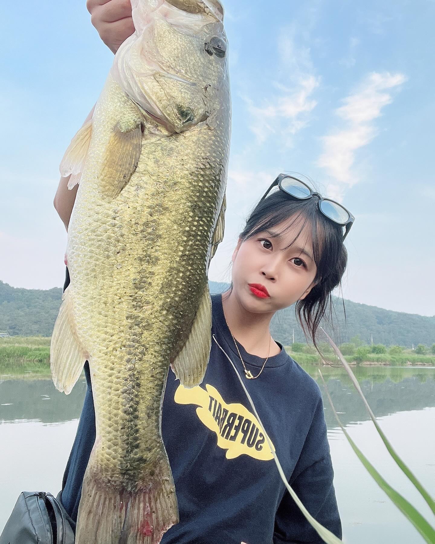 -
어쩌다 찾은 새물은옳았고,
느나느나에 어쩌다 잡은 오짜는 더더더 옳았다🩷

활성도가 너무 좋아서 놀랐는데
힘까지 쎄서 혼자 세상 재밌게 놀다왔댱-!

줄자없어서 확인도 못하고 보낼뻔한 내 고기
남의 줄자 빌려서 확인사살하기,.감사합니다ಠ_ಠ

사진속에 다 못담은 내 고깅
혼자 사진 찍는건 너모 어려운일이야😮‍💨
.
.
.
.
.

#배스 #배스낚시 #루어 #루어낚시 #민물낚시 
#빅원 #낚시하는여자 #일상 #소통 #낚시 #취미 
#バス #バス釣り #ルアー 
#daily #fishing #bass #bassfishing 
#bigone #bassangler #angler  #lure #lurefishing