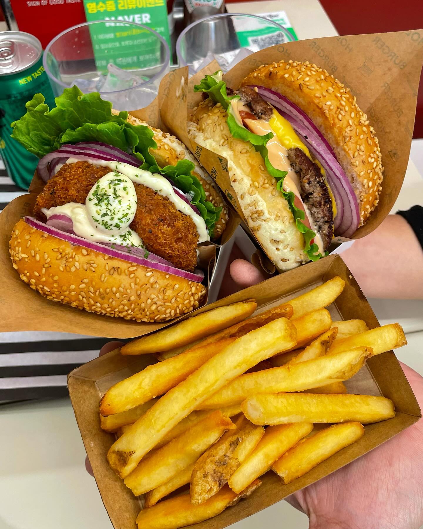 #협찬 🧂회기버거 마포공덕점
경의선숲길 가까이에 위치한 탱글한 새우버거 맛집

참깨브리오로 만든 미국 스타일의 수제버거 맛집을 다녀왔습니다. 100% 프리미엄 소고기와 당일 공급된 신선한 야채를 사용하여 배부르게 버거를 먹고 나서도 속이 매우 편안했어요. 여기는 탱글새우버거가 찐이에요!! 탱글하고 오도독한 새우패티 식감이 일품입니다! 대흥역과 가깝고 다른 수제버거집들에 비해 저렴한 가격에 신선하고 건강한 버거를 먹을 수 있어서 좋았어요🍔

서울 마포구 백범로25길 1 1층

#협찬 #회기버거 #경의선숲길맛집 #공덕역맛집 #대흥역맛집 #공덕수제버거 #공덕역버거 #대흥역 #새우버거 #수제버거 #회기버거마포공덕점