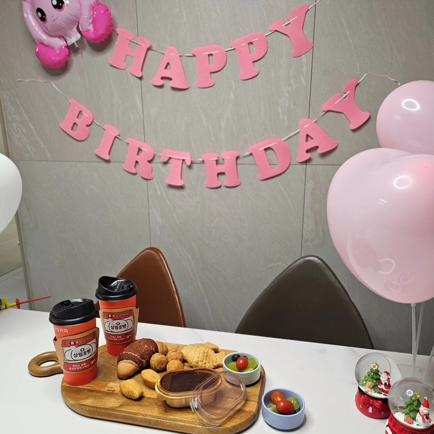 #광고

역시! 잔치날엔 #감성커피

내꼬꼬마 생파
엄마아빠도 신나게 마실 수 있는 따끈달콤 음료랑
우리아이들  행복하게 만들어주는
붕어빵 호도과자 만쥬 휴게소세트로
화목한 한 상을 만들수 있죠🎂 

단팥이랑 옥수수슈페너를 외치면
호빵까지 덩달아 같이 먹을 수 있으니
겨울간식이 생각나는 요즘 
우리가원하던 딱 그조합 맞아요🤎

아니진짜
초당옥수수향 집안 가득 채워주니
넘나 행복이예요

#삼림호빵 #감성커피테라스점 #단팥슈페너엔호빵
#옥수슈페너엔호빵 #호빵 #디저트맛집