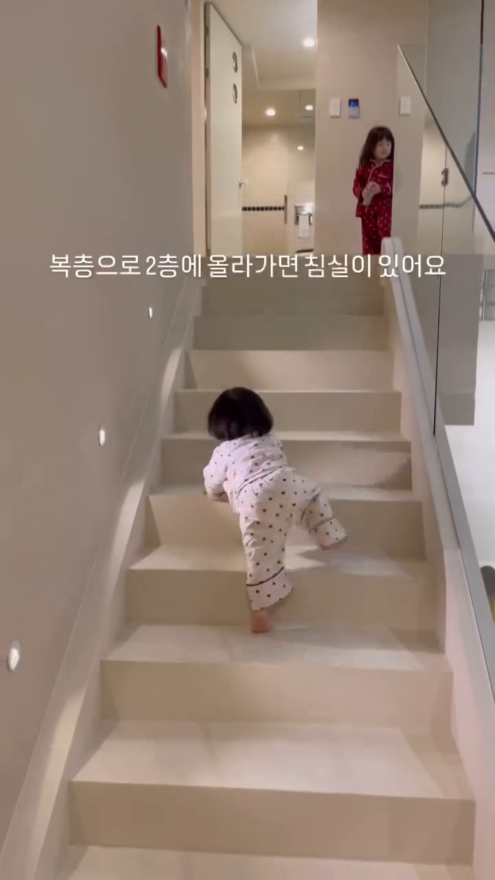 한해 마무리 잘 하고계시나요☺️
로로로네 연말여행을 다녀왔어요:)

1년만에 다시 방문!!!
가오픈때 방문해서 여러분께 소개드리구
오픈때 가고 다시오기 1년 걸렸네요🤣
(이것도 겨우 온거라는… 연말에 뭔 복인지😍)

이번 여행은 로로네처럼
세자매인 쓰리지네와 함께했는데
아이가 6명이라 식당갔다가 문전박대당하고😂
겨우 먹었어요. 숙소가 최고더라구요🥹
종일 물놀이에 아이들도 너무 좋아했지만
그걸 보는 엄빠들도 행복한 숙소!
같이간 지인들도 공간도 공간이지만
시설 깨끗하고, 튜브,수건,식기,가전등
너무 예쁘고 감성적인 곳이라고 극찬을☺️
아시는 분들 계시겠지만 한번더 공유할께요💌

📍스테이노트 전주
60평대 복층에 방2 화장실2
방은 심지어 두곳다 패밀리침대라 아이들과
너무 편하게 지냈고, 무엇보다 여긴 수영장이👍🏻
24시간 온수풀에 아이들이 종일 물놀이 하는데
매일 물을 갈기때문에 소독약 냄새가 전혀 나지
않아서 더더욱 좋았던♥️

스테이노트는 인테리어가 정말 예쁜데
여기 사장님이 원래 인테리어를 하셔서
자재부터 하나라나 손 안닿는 곳 없이 만드신 ㅎ
현재는 스테이노트 인테리어가 유명해져서
인테리어도 바빠지셨더라구여🫢
숙소도 늘 풀이신데 돈 쓸어담으시는거 아닙니까 ㅎ
🛠️인테리어도하니 예정이시면 문의해보세요
staynote_jeonju 

정말 친절하시고 하나하나 잘챙겨주셔서
사장님 덕에 연말에 좋은 추억 만들고 갑니데이🙏🏻
⠀⠀⠀⠀⠀⠀⠀⠀⠀⠀⠀⠀⠀⠀⠀⠀⠀

전주여행 계획이시라면 좋아요+저장✔️
해두시고 꼭 가보세요! 같이갈 육동에겐 공유하기💌

#전주여행 #연말여행 #육아모임 #육아맘 #육아동지 
#전주숙소 #전주숙소추천 #전주아이와가볼만한곳 
#전주한옥마을 #전주객리단길 #한옥마을숙박