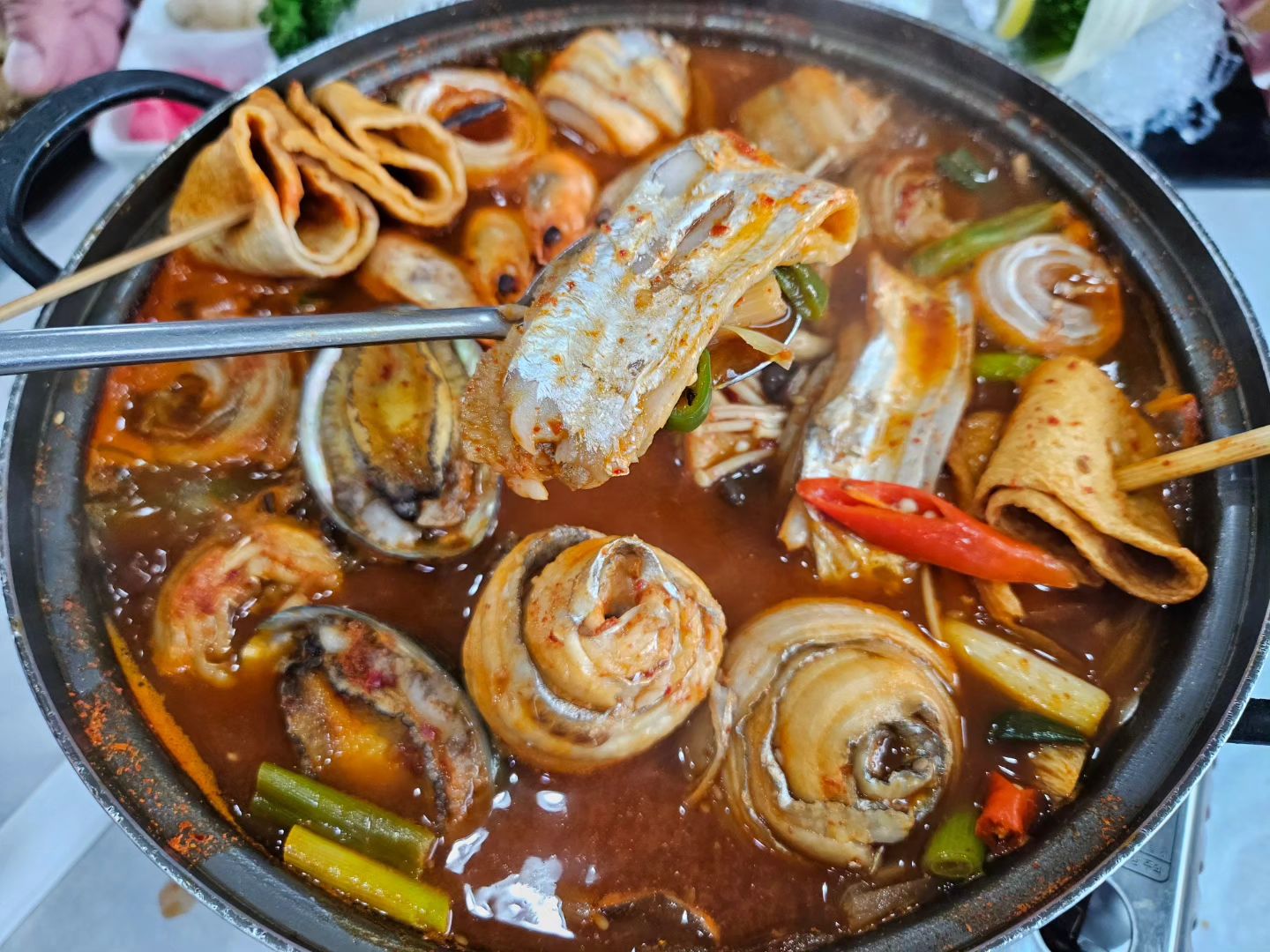 내 사랑 제주~~~
제주 오면 가장 먼저 들러서 밥 먹고 가는
대박횟집!!

제주 공항에서 차로 20분만 오면 되니
비행기 내려서 바로 숑숑~~

함덕해수욕장 인근에 있고
항구 인근이라 신선한 바닷물이 순환공급되는
양어장에서 횟감과 해산물을 관리하니 그 싱싱함의 급이 달라요

갈치조림에 사용하는 키조개와 문어, 전복은
꼭 생물을 사용하니 그 맛이 더욱 좋구요~~
가시가 없어서 먹기 편하고
가격대비 구성이 정말!!! 다양해서
가성비도 좋은 곳이에요!!!

🌟대박횟집 🌟
🚗 제주시 조천읍 조함해안로 441
☎️ 064-782-6113

#함덕갈치조림 #함덕갈치조림맛집 #제주도갈치조림맛집 #제주함덕횟집 #제주함덕맛집 #제주함덕해수욕장맛집 #함덕해수욕장횟집 #제주갈치조림 #제주도갈치조림 #함덕맛집  #함덕횟집 #함덕해수욕장