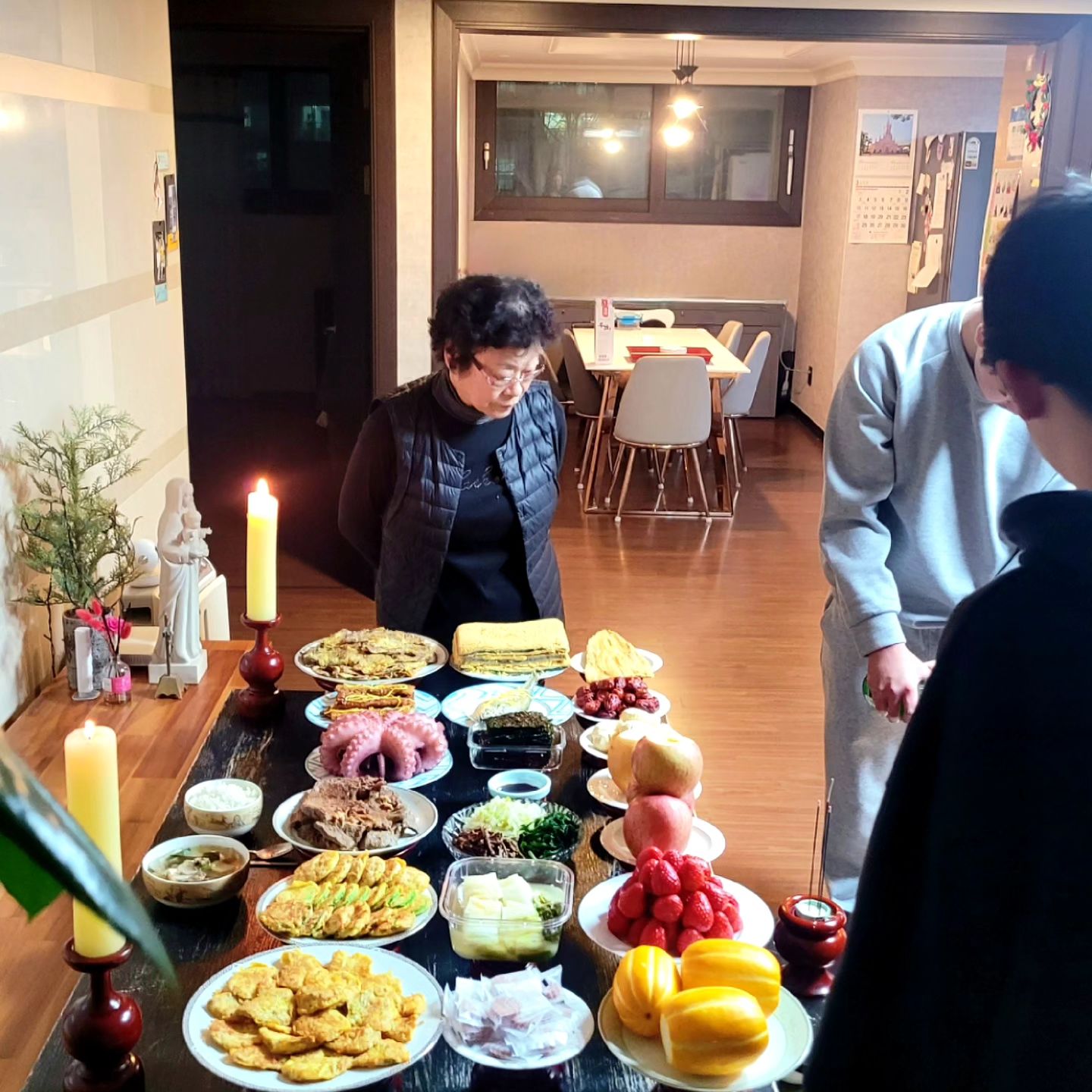 아버님 제사...
지난번 꿈에 나오셔서 늘 신경쓰였었다.
아버님 생각하면서 마음 편히 제사음식 준비하니 기분이 괜히 좋음...🙂

큰아이 낳고 몇일뒤에 돌아가신 아버님..
지금까지 살아계셨으면 얼마나 좋았을까... 그런생각이 많이 드네...