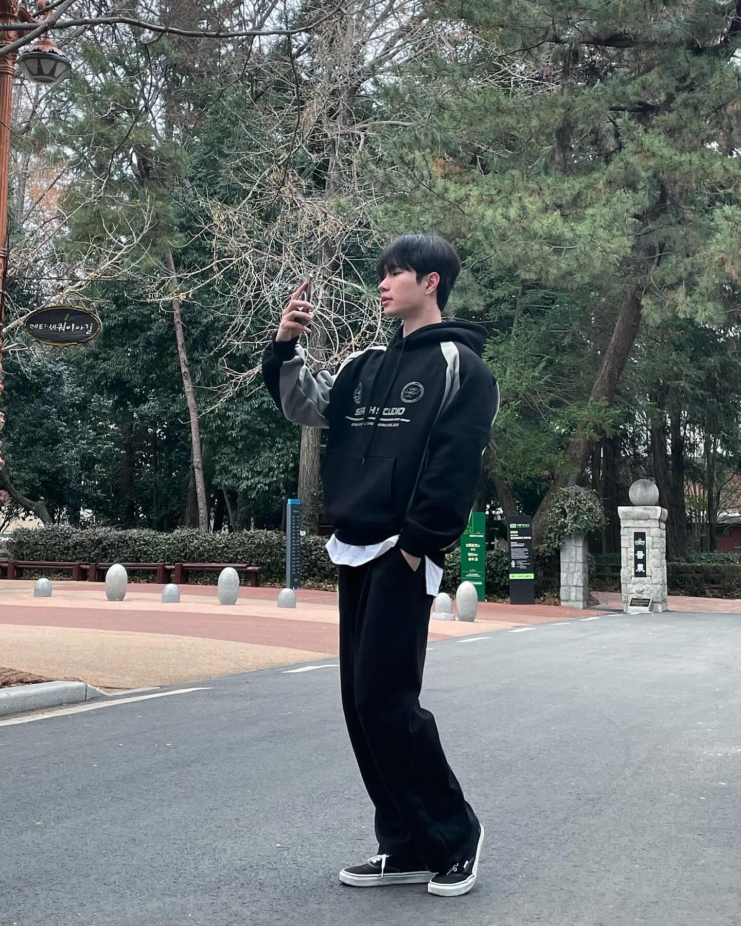 #협찬 #search410_official

스포티한 그래픽과 컬러배색으로 빈티지와 스트릿한 무드를 한번에 연출할 수 있는 후드티로
넉넉하게 여유있는 오버핏으로 착용감이 굉장히 편합니다
그리고 헤비한 중량감의 쭈리기모로 되어있어 
핏이 예쁘게 잘 떨어지는 후드티!

#후드티 #오버핏후드 #써치410 #SEARCH410 #스트릿 search410_official