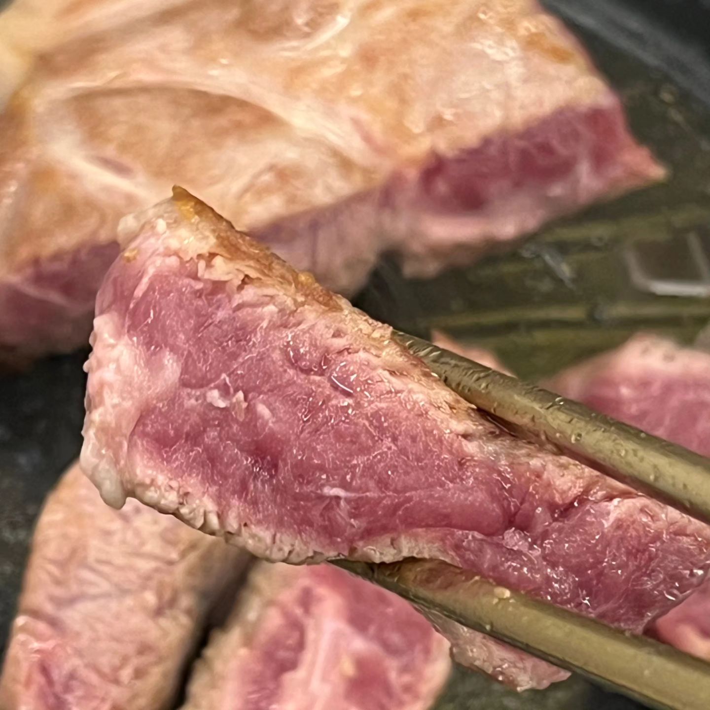 #협찬
#포블로그 #삼겹식당 #삼겹식당보령점
#보령맛집 #삼겹살맛집
#보령맛집추천 #보령고기집 #보령삼겹살 #보령맛집탐방
#충남맛집 #충남맛집추천
. 
추운 겨울 몸보신하기 위해 다녀온 보령 삼겹식당~
두툼한 목살이랑 쫀득살 야무지게 먹고 왔습니다!
고기 너무 두툼하고 맛있어요 계란찜 된장찌개까지. 😆
후식 냉면은 말해모해요
고기 먹기 전에 해독하라고 키위주스도 주시는데 달달하면서도 상큼한 맛이 입맛이 더욱 돋웠습니다🥰
고기 주문 후에 끝없이 깔리는 밑반찬은 하나같이 정성이 가득한 맛이었고 식탁이 부족하도록 가짓수가 많아 상다리 부러지는 거 아닌가 걱정했습니다.
가게 작은 곳까지 깔끔하고 깨끗해서 사장님께서 청결에도 정말 신경을 많이 쓰신다는 게 느껴졌습니다.
깔끔하고 든든하고 맛있는 한끼 식사를 찾고 계신다면
보령 삼겹식당!! 적극 추천합니다👍👍👍
재방문예정지로 등록쾅쾅

삼겹식단 보령점
영업시간 15시-23시 휴무일없음
충남 보령시 작은오랏7길 15