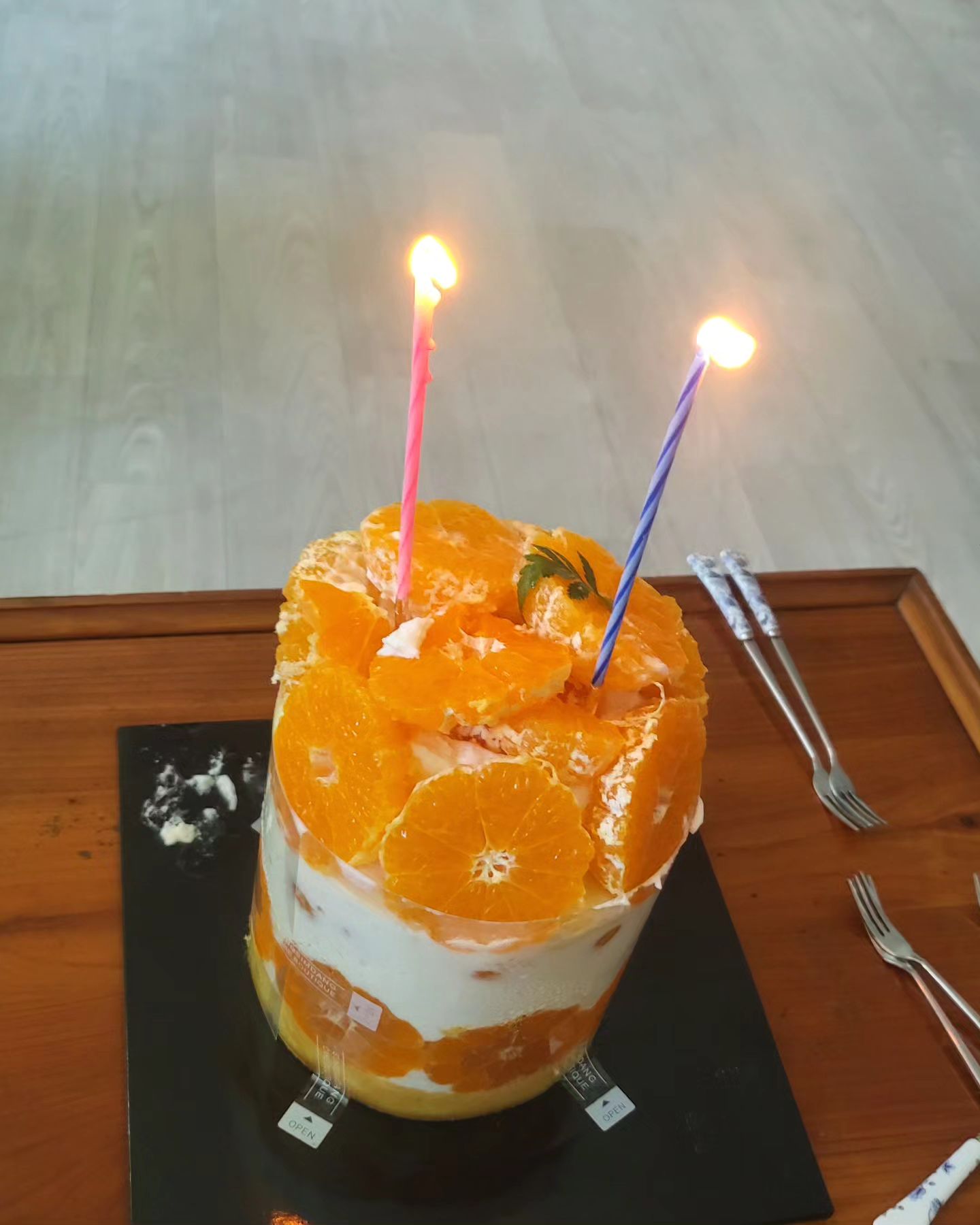 8월에 우리집에 생일자는 2명이다
언니랑 남동생ㅎ 엄마는 이렇게 더운데 어떻게 낳았지 싶다
생일 당사자 언니가 대전 성심당에서 오픈런해서 사온 생귤시루
오랜만에 다같이 모여서 간단히 생일을 축하했다
가까이 있지만 사는게 바빠서 자주 볼수 없는 요즘
건강하고 행복하게 오래 오래 같이 살길
작년 이맘때  생각하면 언니가 다시 건강해져서 생일이 돌아온거에 대해 살아있다는거 자체에 감사함을 느낀다
8월 생일자들 축하해요

#8월일상#생귤시루